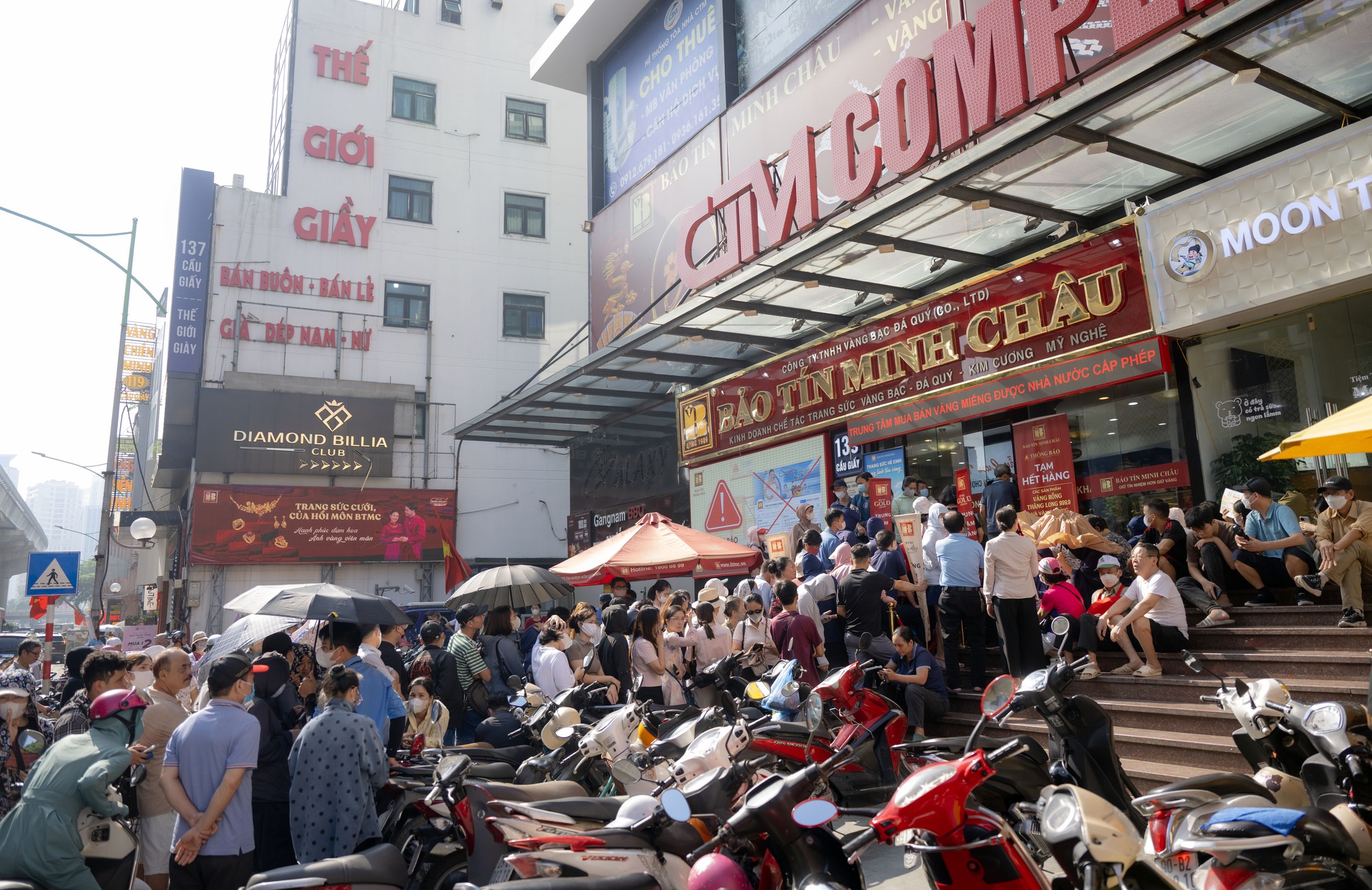 Cảnh tượng lạ lùng tại cửa hàng vàng hot nhất Hà Nội ngày hôm nay- Ảnh 1.