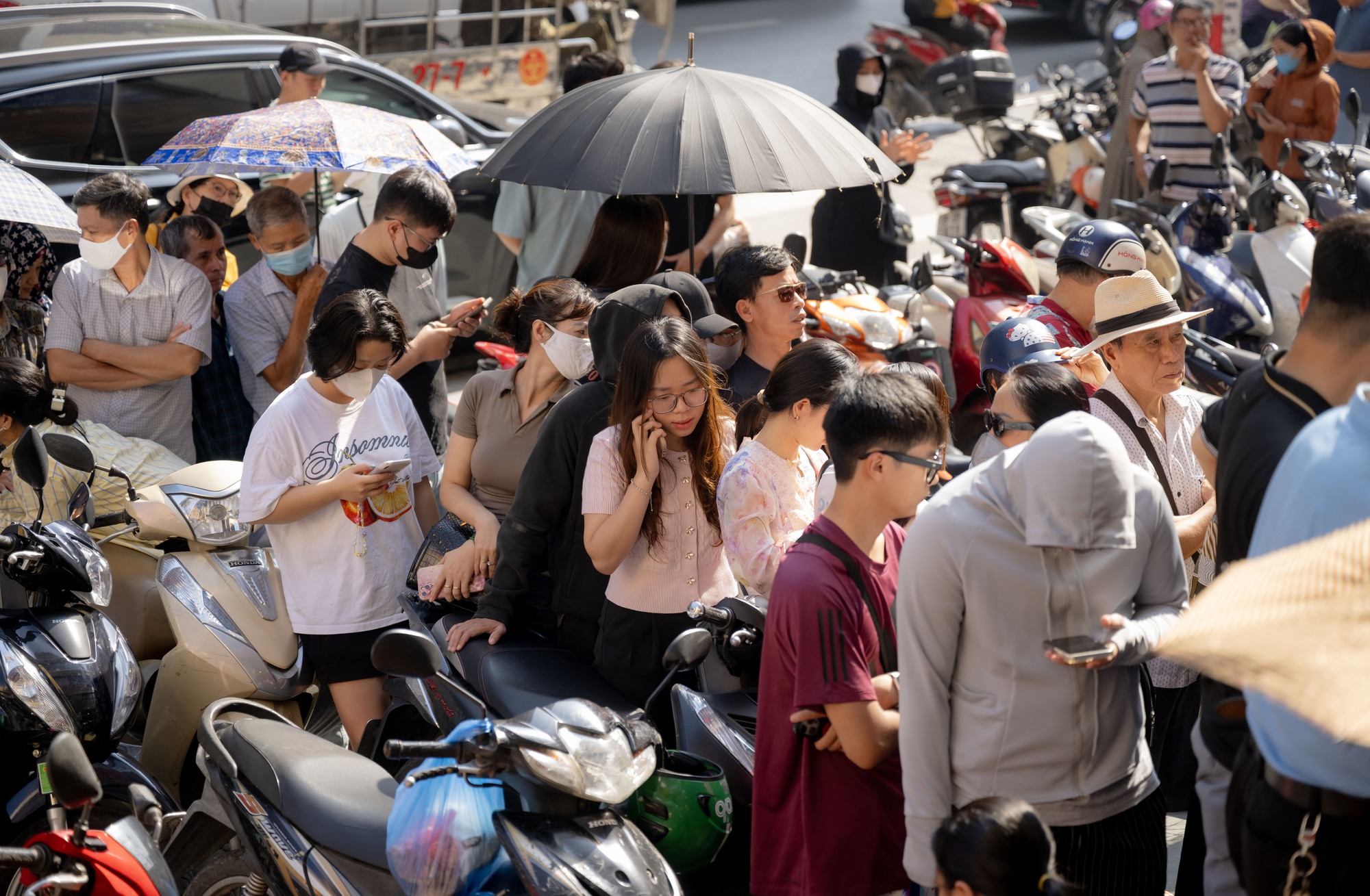 Cảnh tượng lạ lùng tại cửa hàng vàng hot nhất Hà Nội ngày hôm nay- Ảnh 3.