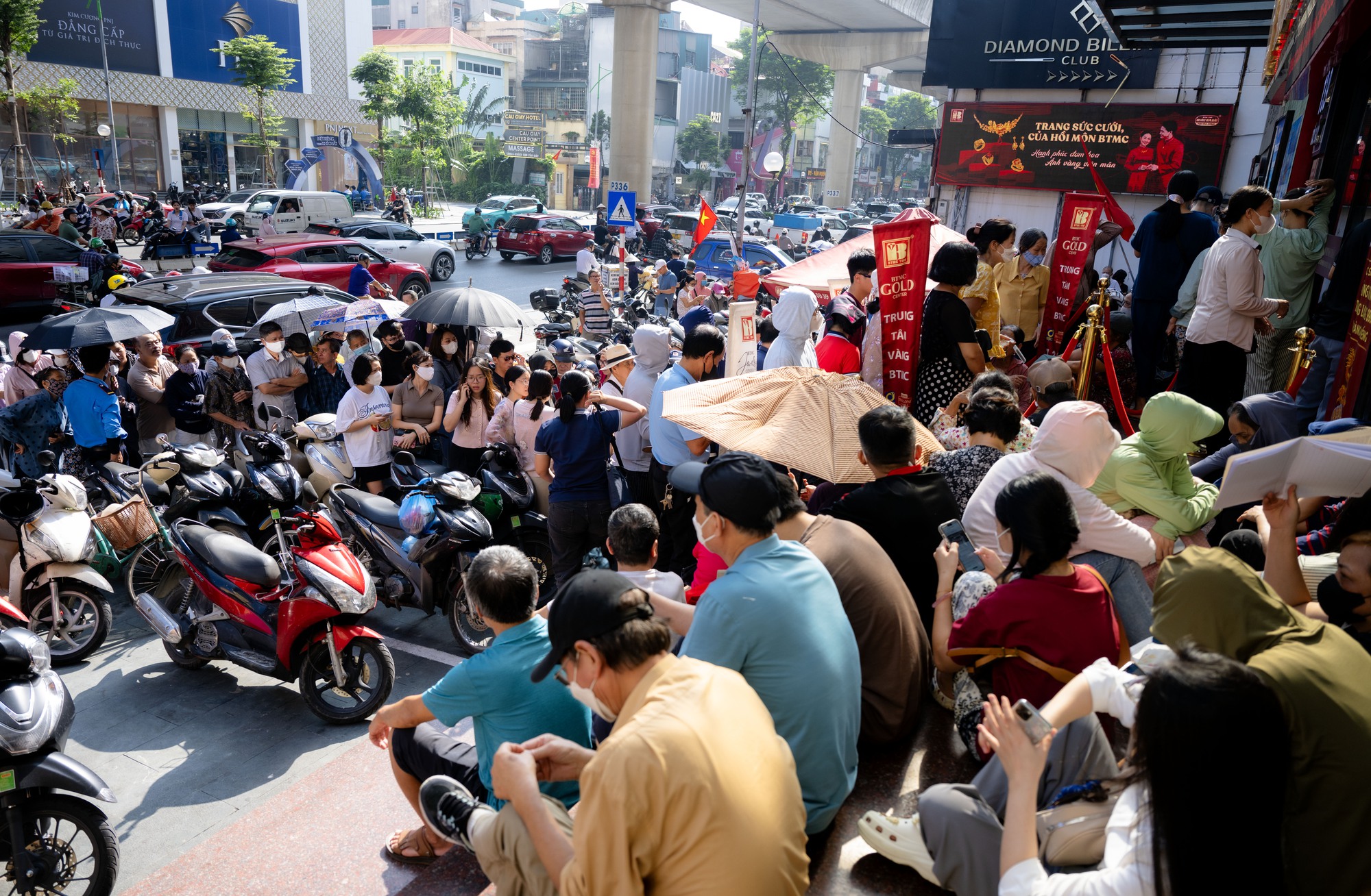Cảnh tượng lạ lùng tại cửa hàng vàng hot nhất Hà Nội ngày hôm nay- Ảnh 2.