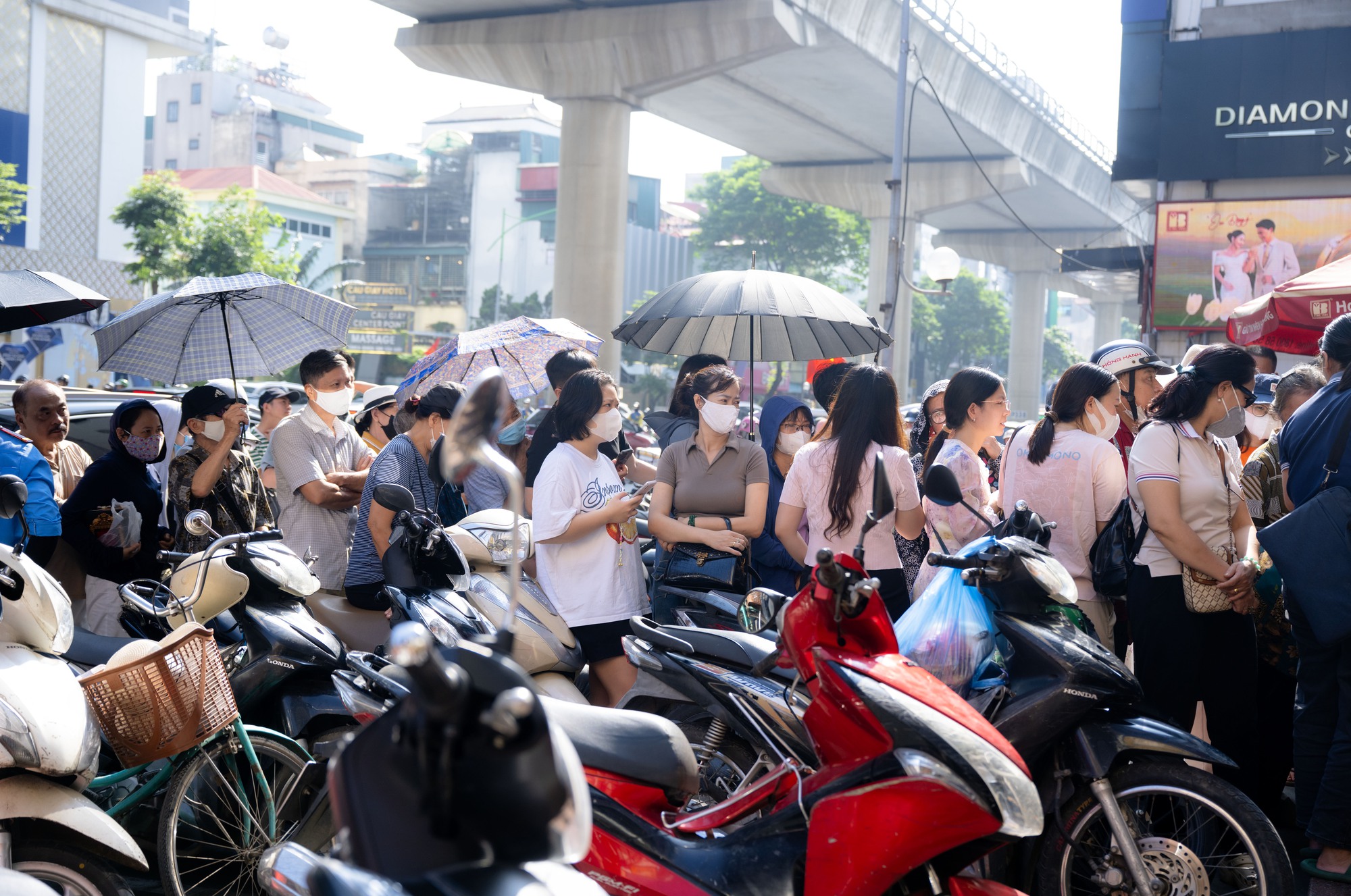 Cảnh tượng lạ lùng tại cửa hàng vàng hot nhất Hà Nội ngày hôm nay- Ảnh 5.