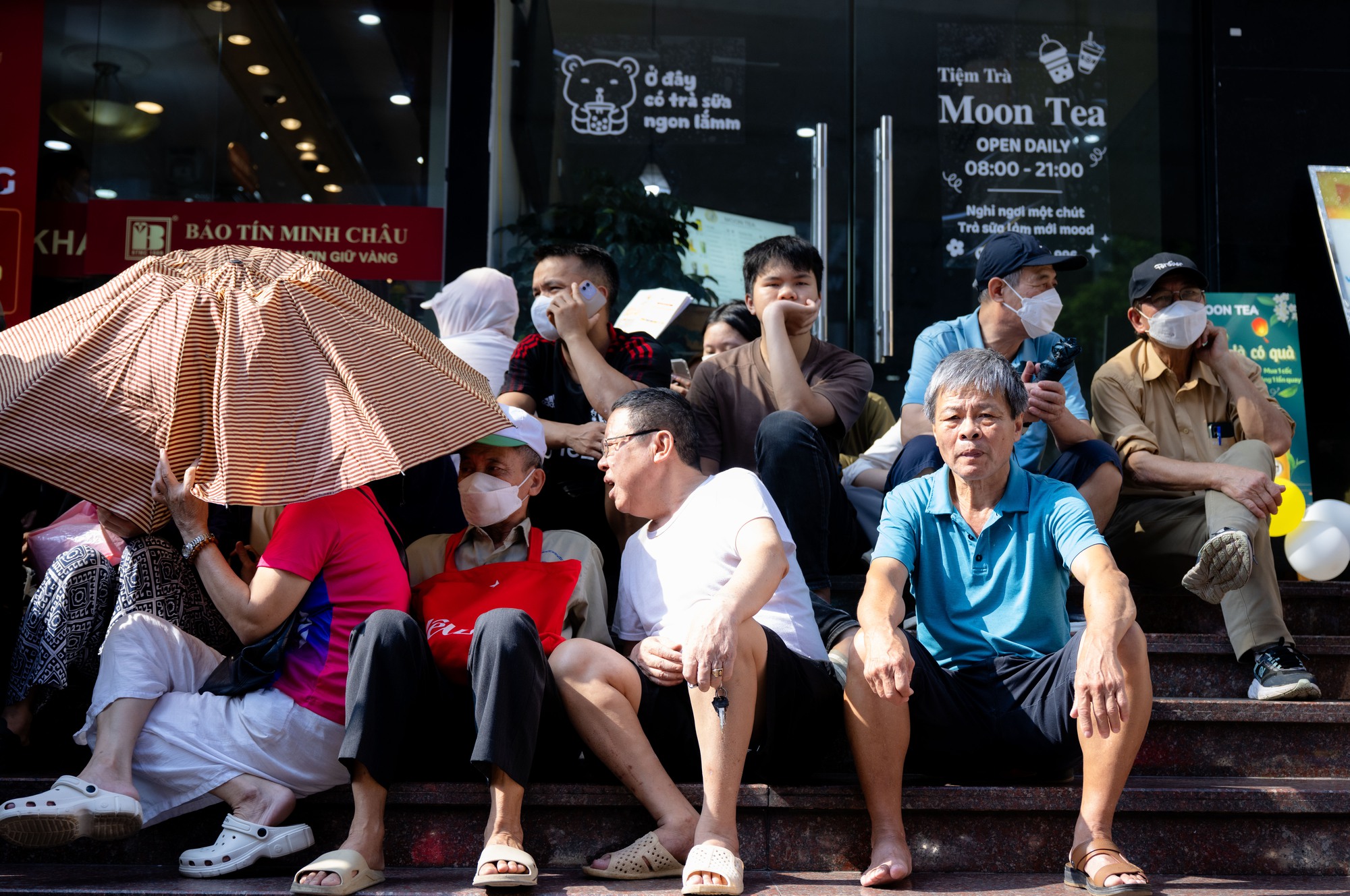 Cảnh tượng lạ lùng tại cửa hàng vàng hot nhất Hà Nội ngày hôm nay- Ảnh 6.