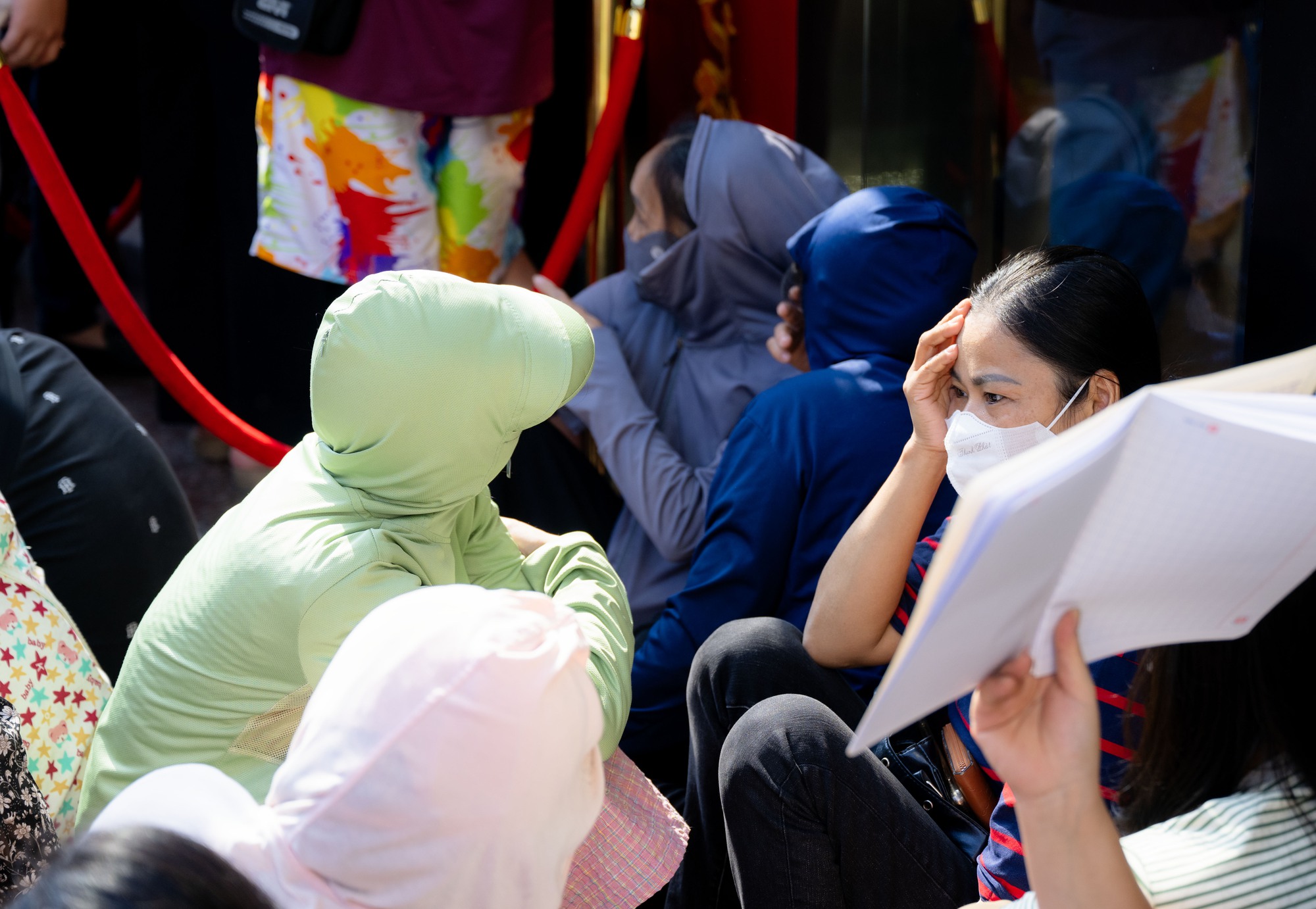 Cảnh tượng lạ lùng tại cửa hàng vàng hot nhất Hà Nội ngày hôm nay- Ảnh 11.