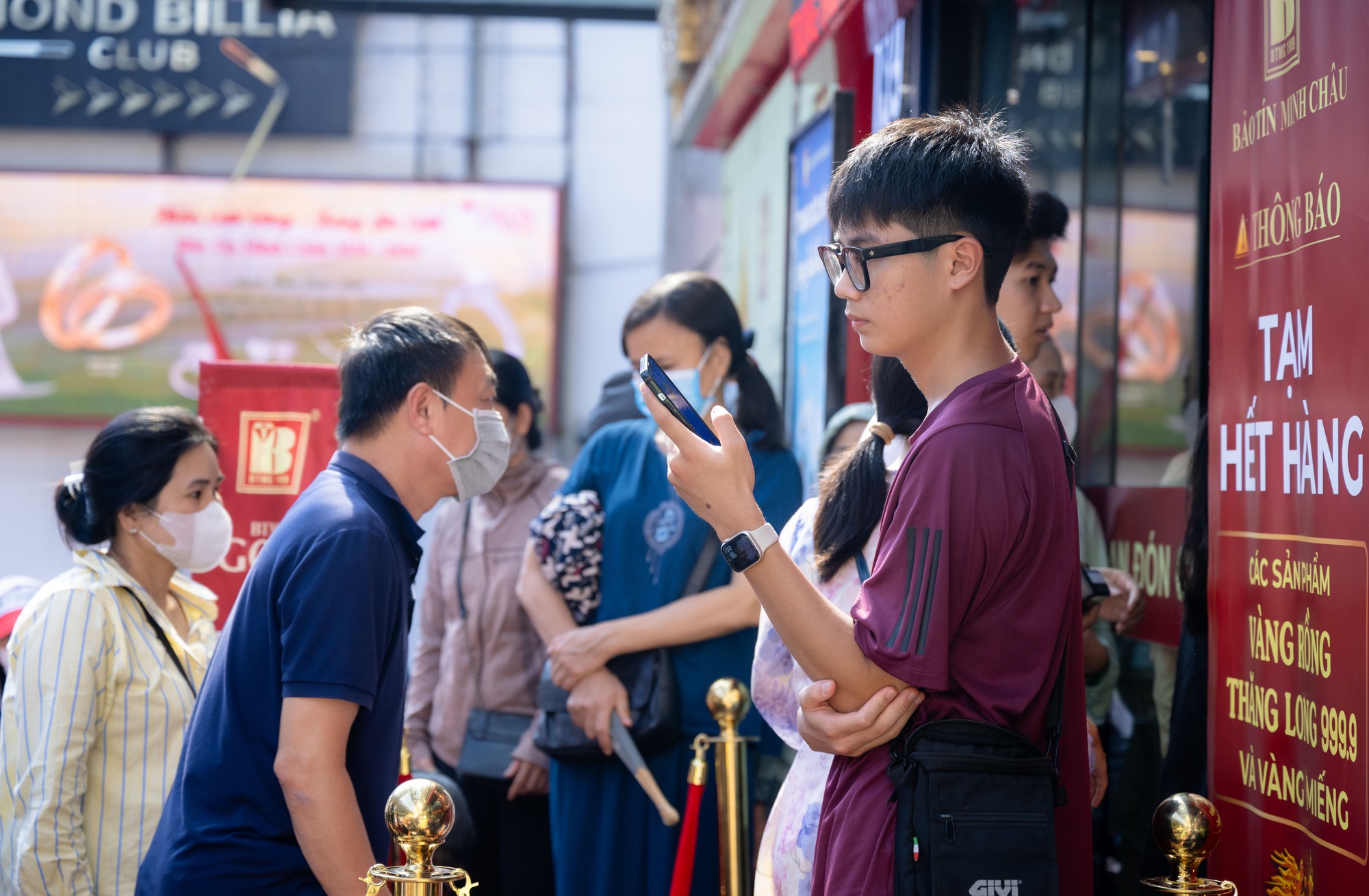 Cảnh tượng lạ lùng tại cửa hàng vàng hot nhất Hà Nội ngày hôm nay- Ảnh 7.