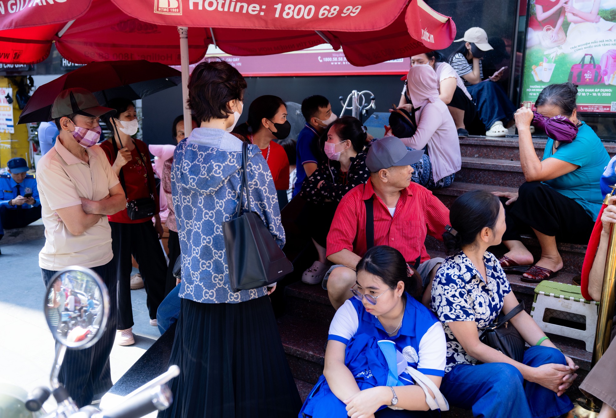 Cảnh tượng lạ lùng tại cửa hàng vàng hot nhất Hà Nội ngày hôm nay- Ảnh 8.