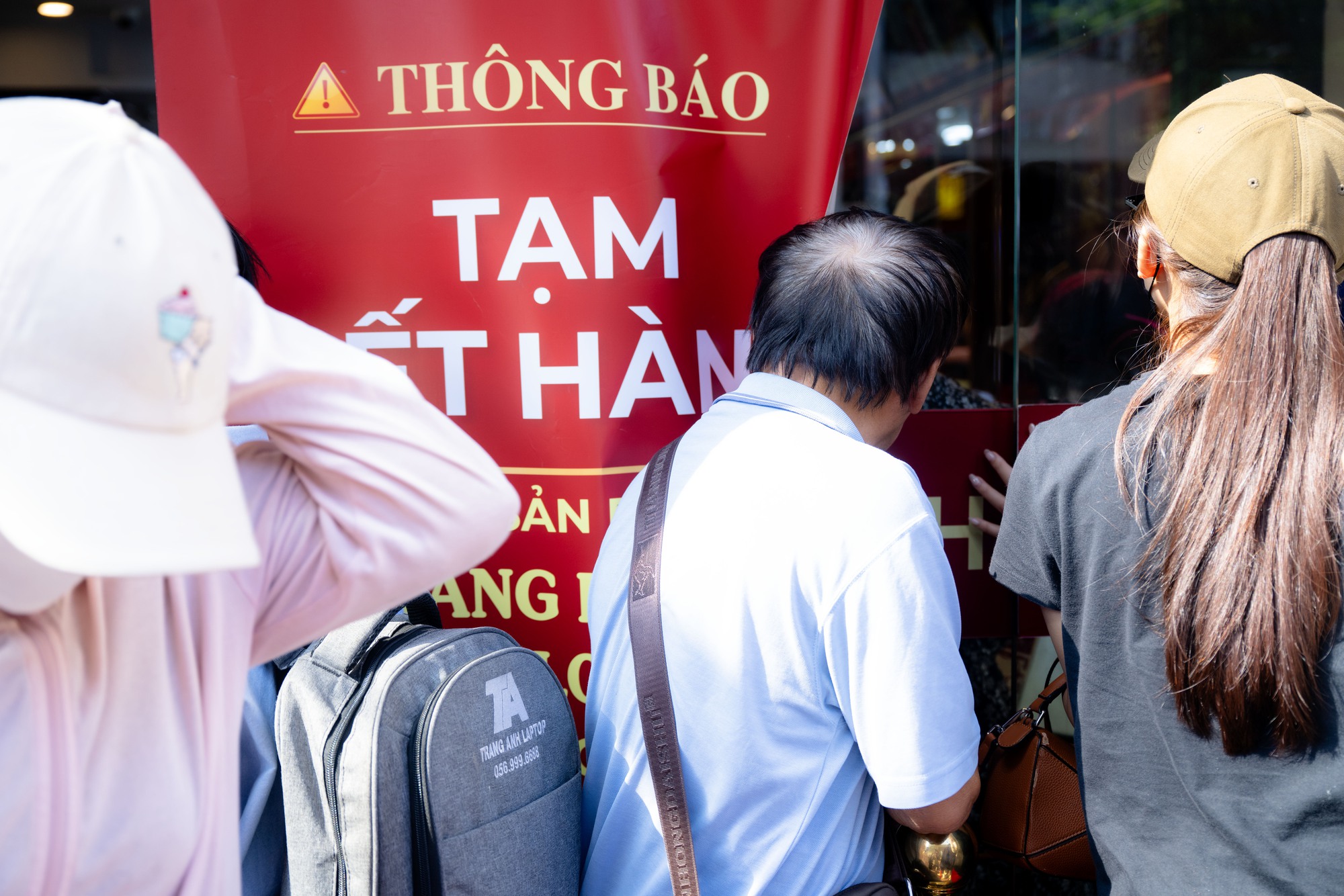 Cảnh tượng lạ lùng tại cửa hàng vàng hot nhất Hà Nội ngày hôm nay- Ảnh 4.