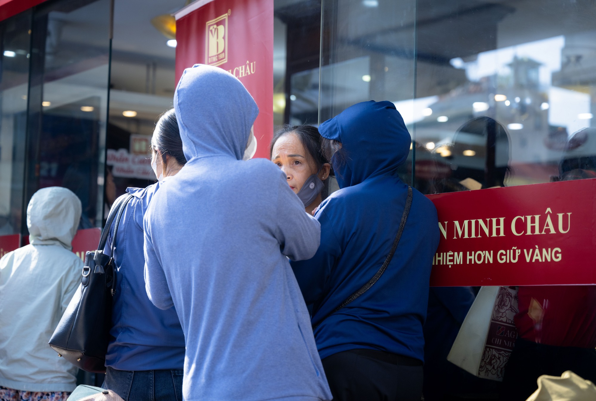 Cảnh tượng lạ lùng tại cửa hàng vàng hot nhất Hà Nội ngày hôm nay- Ảnh 9.