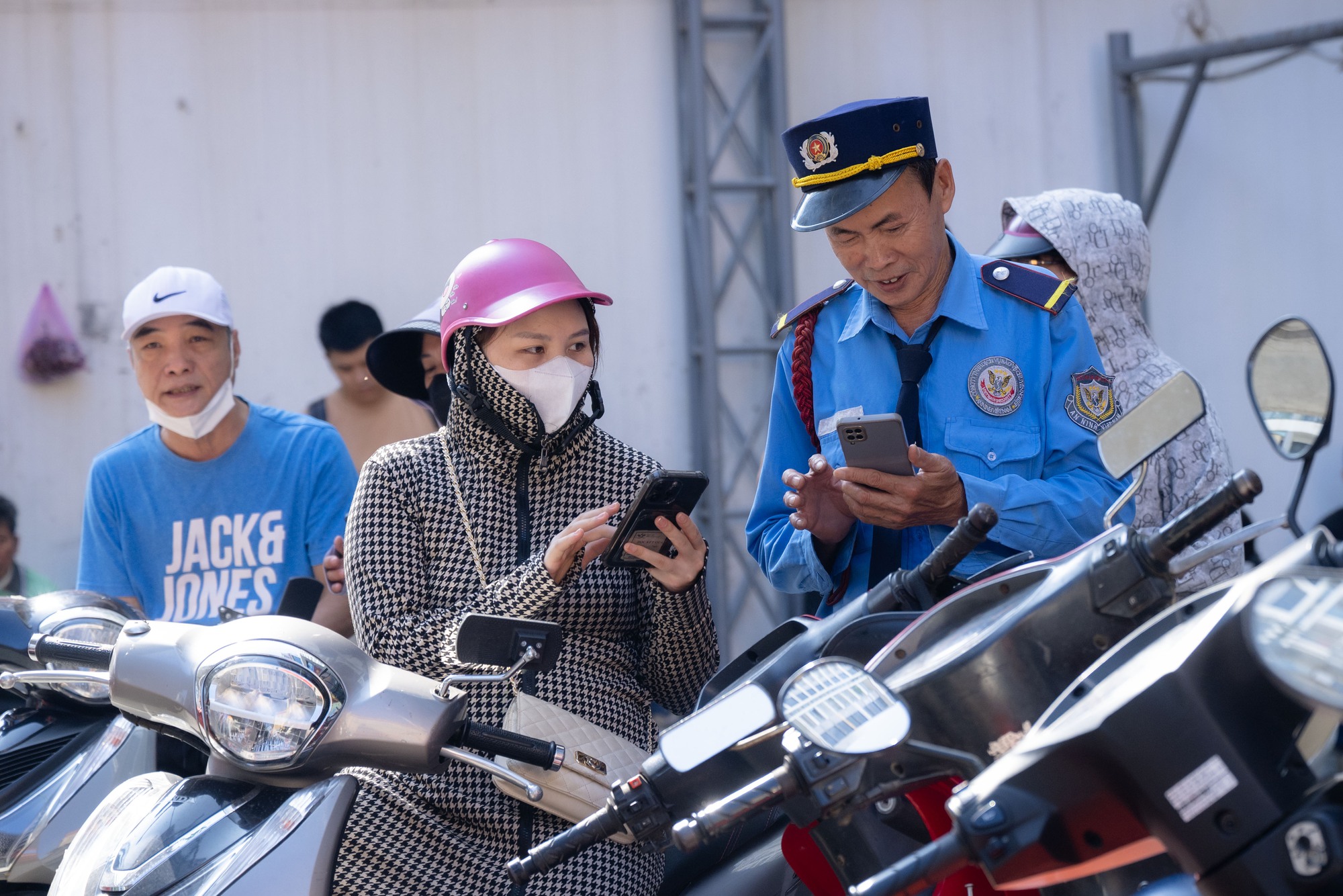 Cảnh tượng lạ lùng tại cửa hàng vàng hot nhất Hà Nội ngày hôm nay- Ảnh 10.