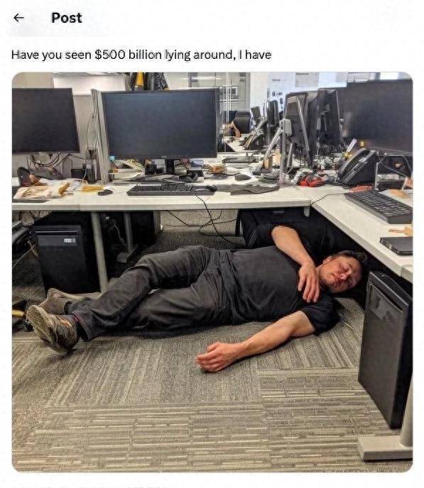 Danh tính của người đàn ông nằm ngủ dưới gầm bàn khiến dân mạng 