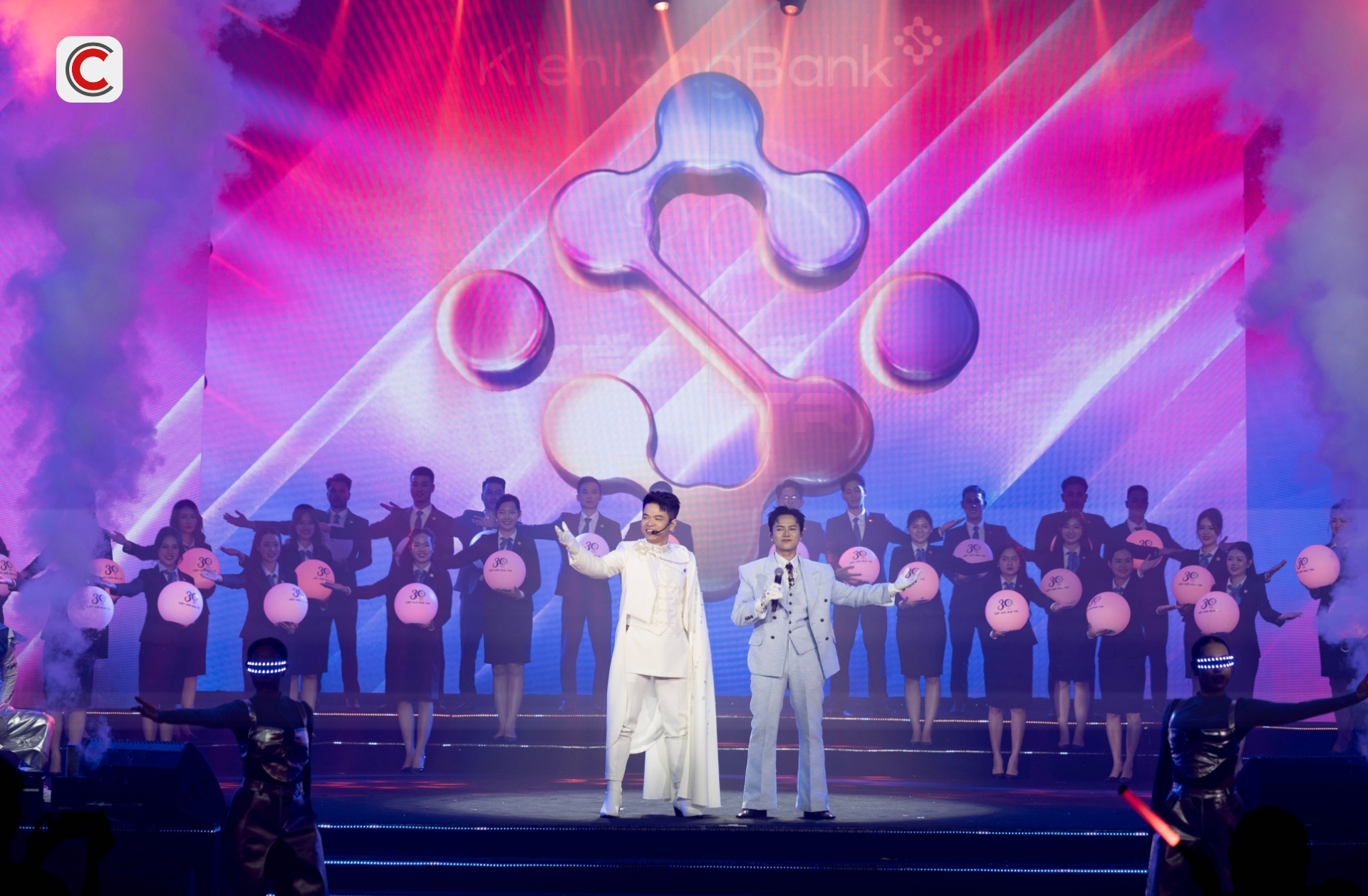 Chủ tịch ngân hàng trẻ nhất Việt Nam gây sốt mạng khi song ca với Bùi Công Nam là ai?- Ảnh 1.