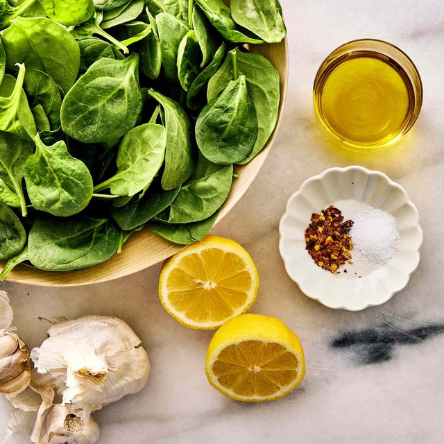 Tại sao ăn món rau bina nên thêm vài lát chanh để có tất cả: Một món ăn ngon và siêu dinh dưỡng?- Ảnh 4. Tại sao ăn món rau bina nên thêm vài lát chanh để có tất cả: Một món ăn ngon và siêu dinh dưỡng?- Ảnh 4.