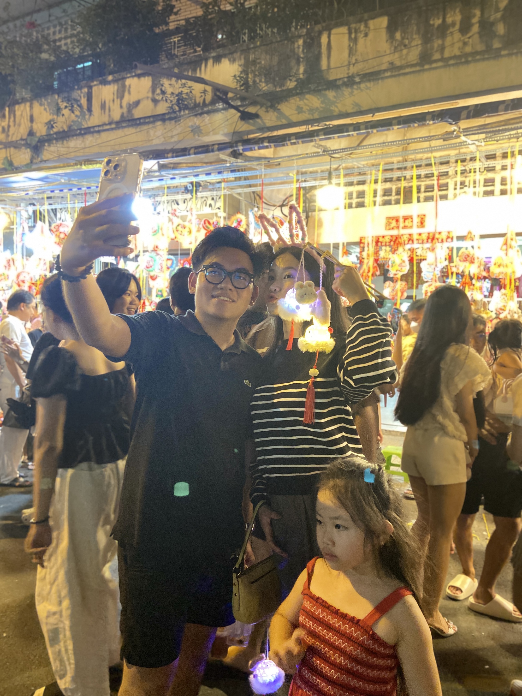 Trung thu sớm: Gái xinh đang tập trung hết ở phố lồng đèn Lương Nhữ Học dù gửi xe tận 20k/chiếc- Ảnh 9.