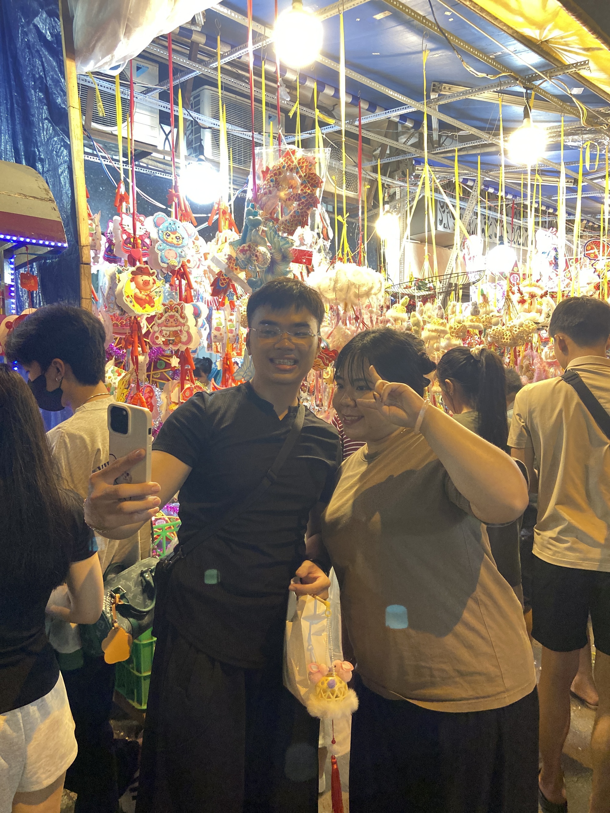 Trung thu sớm: Gái xinh đang tập trung hết ở phố lồng đèn Lương Nhữ Học dù gửi xe tận 20k/chiếc- Ảnh 14.