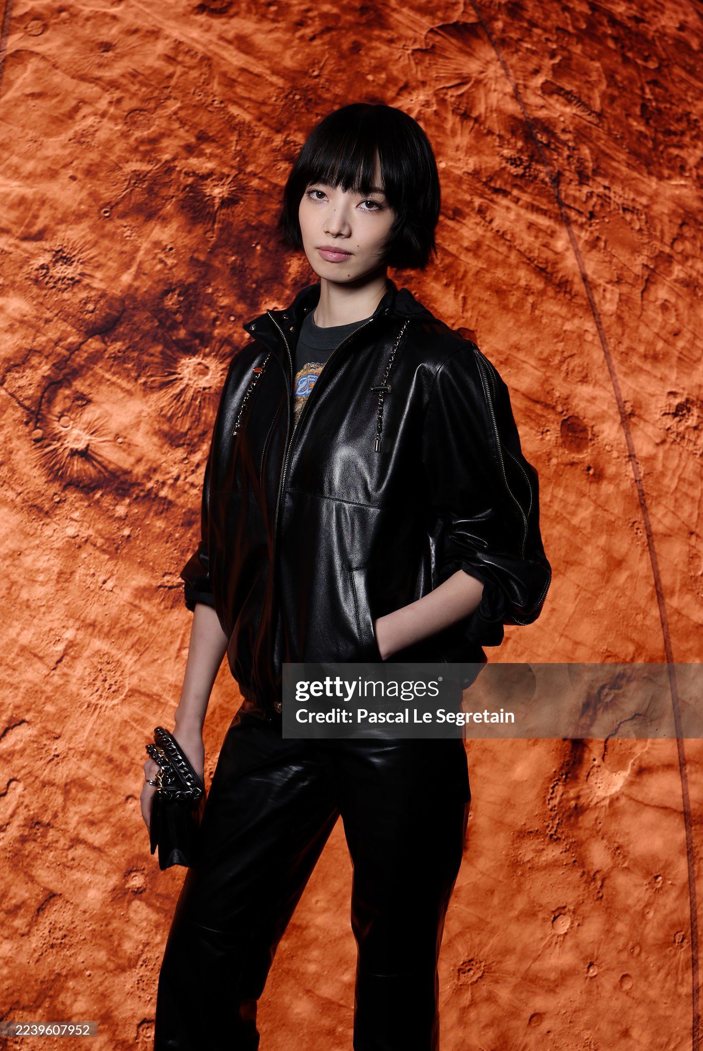 Jennie tới show Chanel muộn, outfit bị phản ứng vì giống Rosé- Ảnh 10.