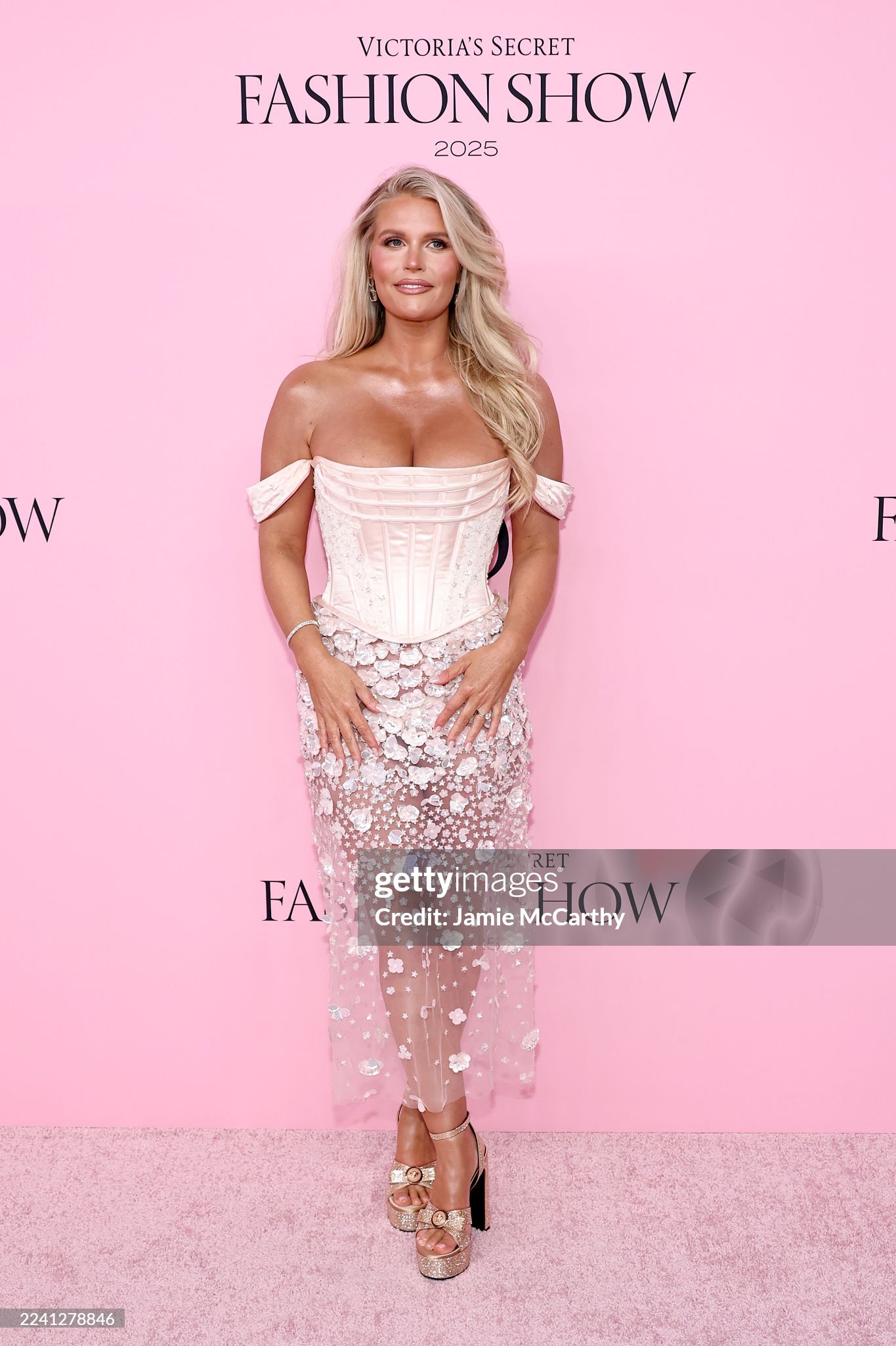 Thảm hồng Victoria's Secret 2025: Twice rúm ró kém sắc, Quỳnh Anh Shyn đâu rồi?- Ảnh 9.