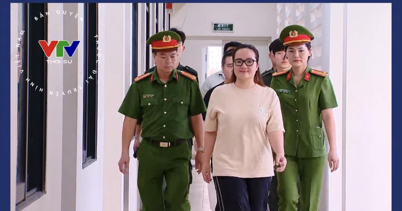 Dân mạng phẫn nộ trước nụ cười thách thức của Hoàng Hường: 