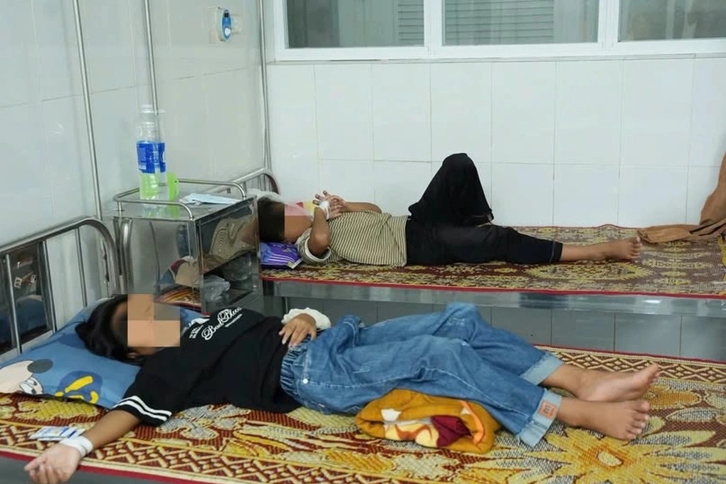 TOÀN CẢNH vụ ngộ độc gây tranh cãi: Hiệu phó bị tố cản trở học sinh cấp cứu, nhân viên y tế tiết lộ sốc!- Ảnh 2.