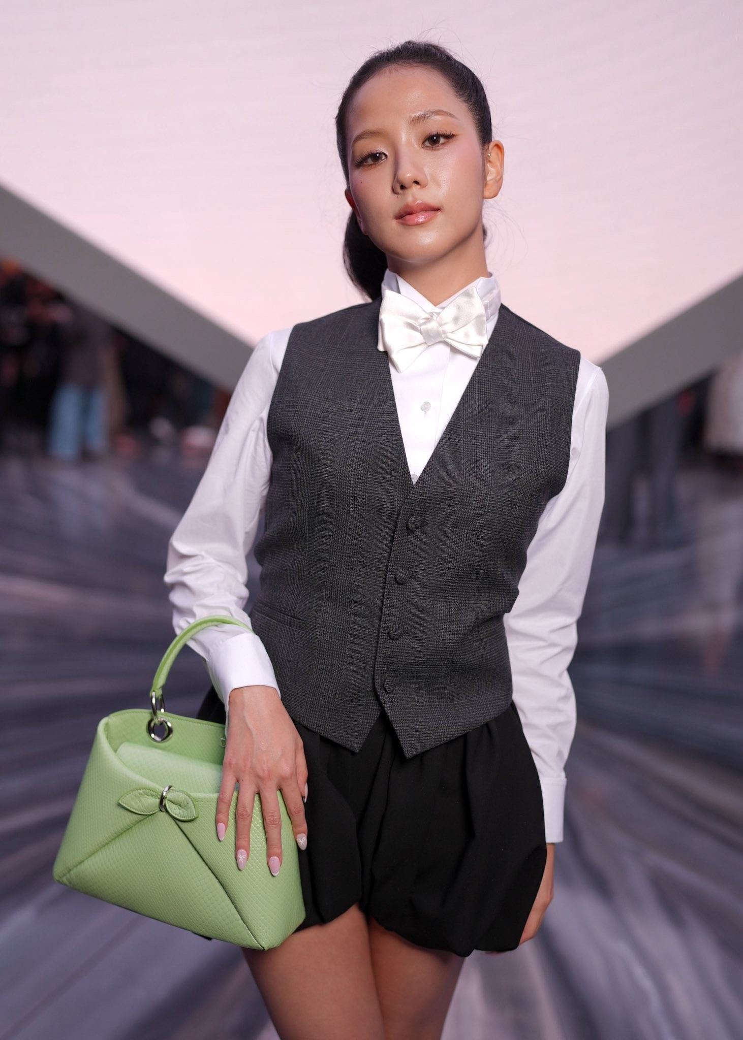 Jennie tới show Chanel muộn, outfit bị phản ứng vì giống Rosé- Ảnh 14.