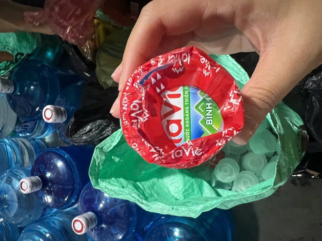 Vụ 20.000 bình nước Lavie giả tuồn đi tiêu thụ khắp nơi ở Hà Nội: Chi phí sản xuất chỉ 10.000 đồng, bán ra 70.000 đồng- Ảnh 6.