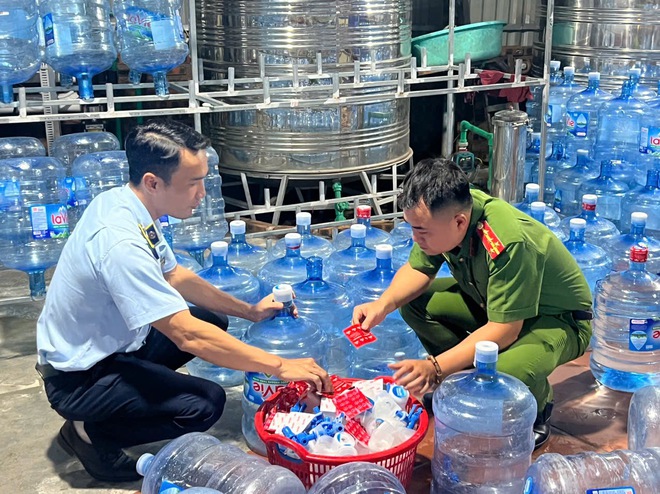 Vụ 20.000 bình nước Lavie giả tuồn đi tiêu thụ khắp nơi ở Hà Nội: Chi phí sản xuất chỉ 10.000 đồng, bán ra 70.000 đồng- Ảnh 5.