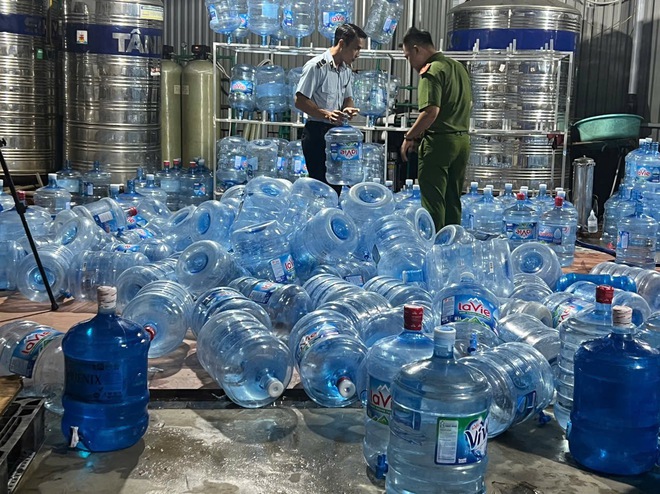 Vụ 20.000 bình nước Lavie giả tuồn đi tiêu thụ khắp nơi ở Hà Nội: Chi phí sản xuất chỉ 10.000 đồng, bán ra 70.000 đồng- Ảnh 3.