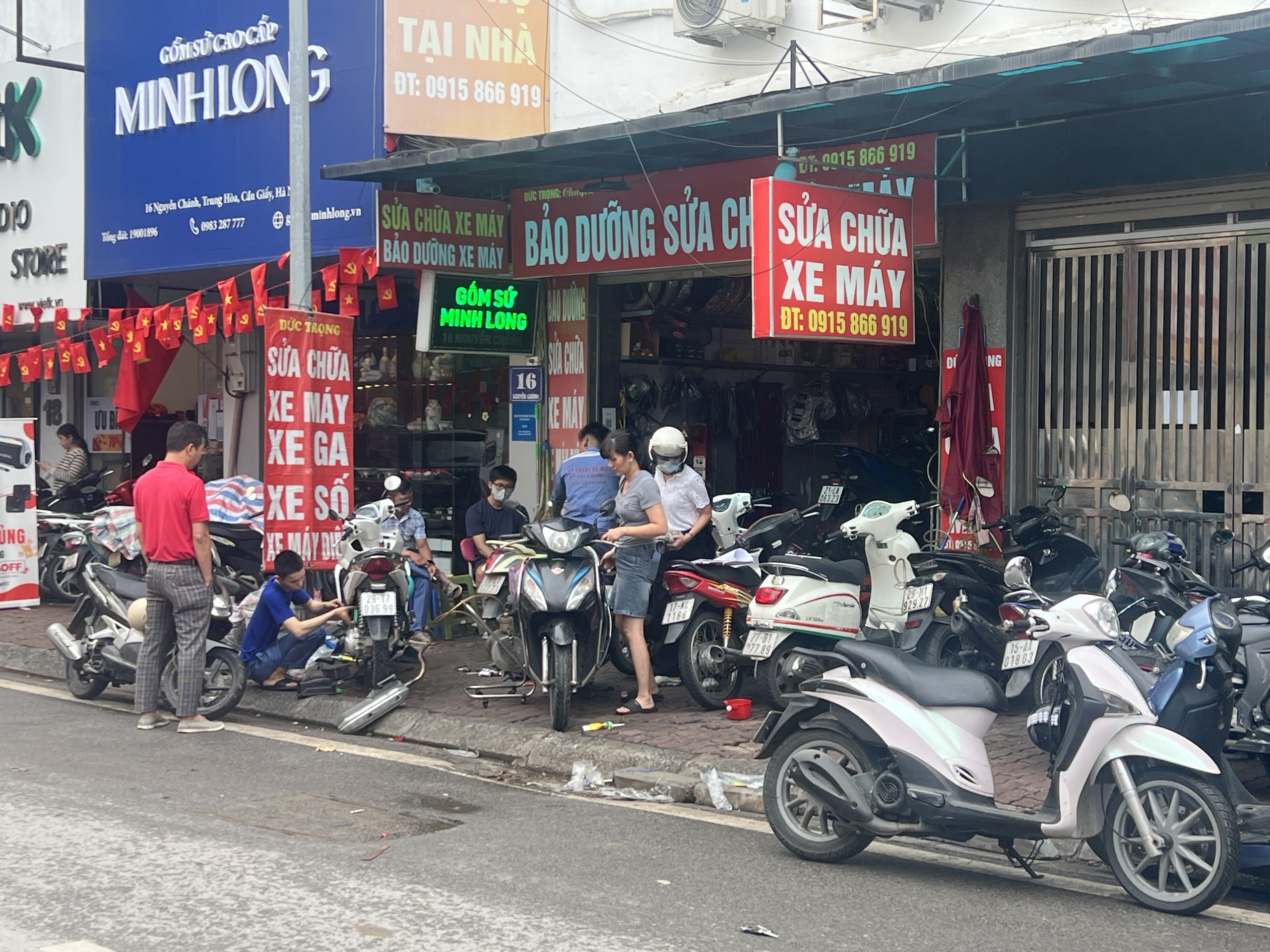 Cập nhật tình hình Hà Nội sáng nay: Nhiều ô tô chết máy vẫn nằm chắn ngang đường- Ảnh 6.