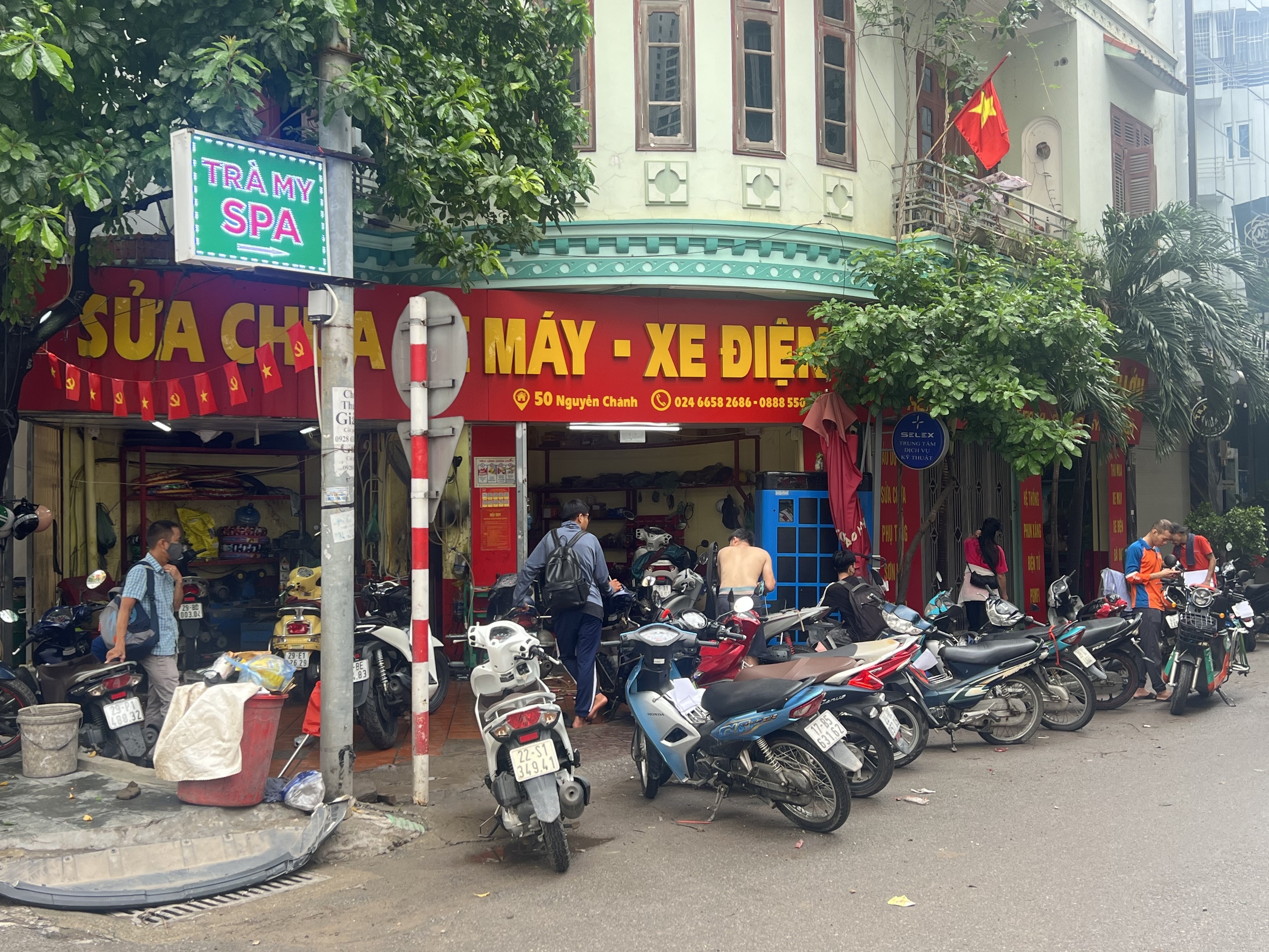 Cập nhật tình hình Hà Nội sáng nay: Nhiều ô tô chết máy vẫn nằm chắn ngang đường- Ảnh 8.