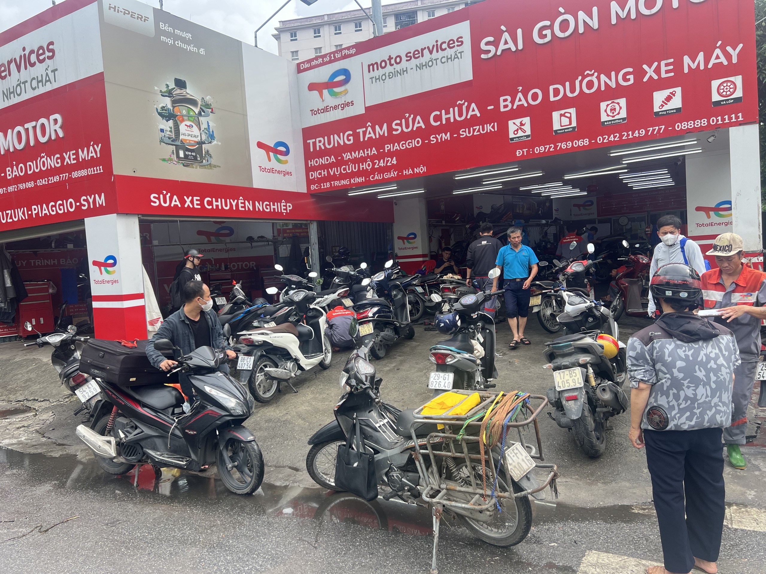 Cập nhật tình hình Hà Nội sáng nay: Nhiều ô tô chết máy vẫn nằm chắn ngang đường- Ảnh 3.