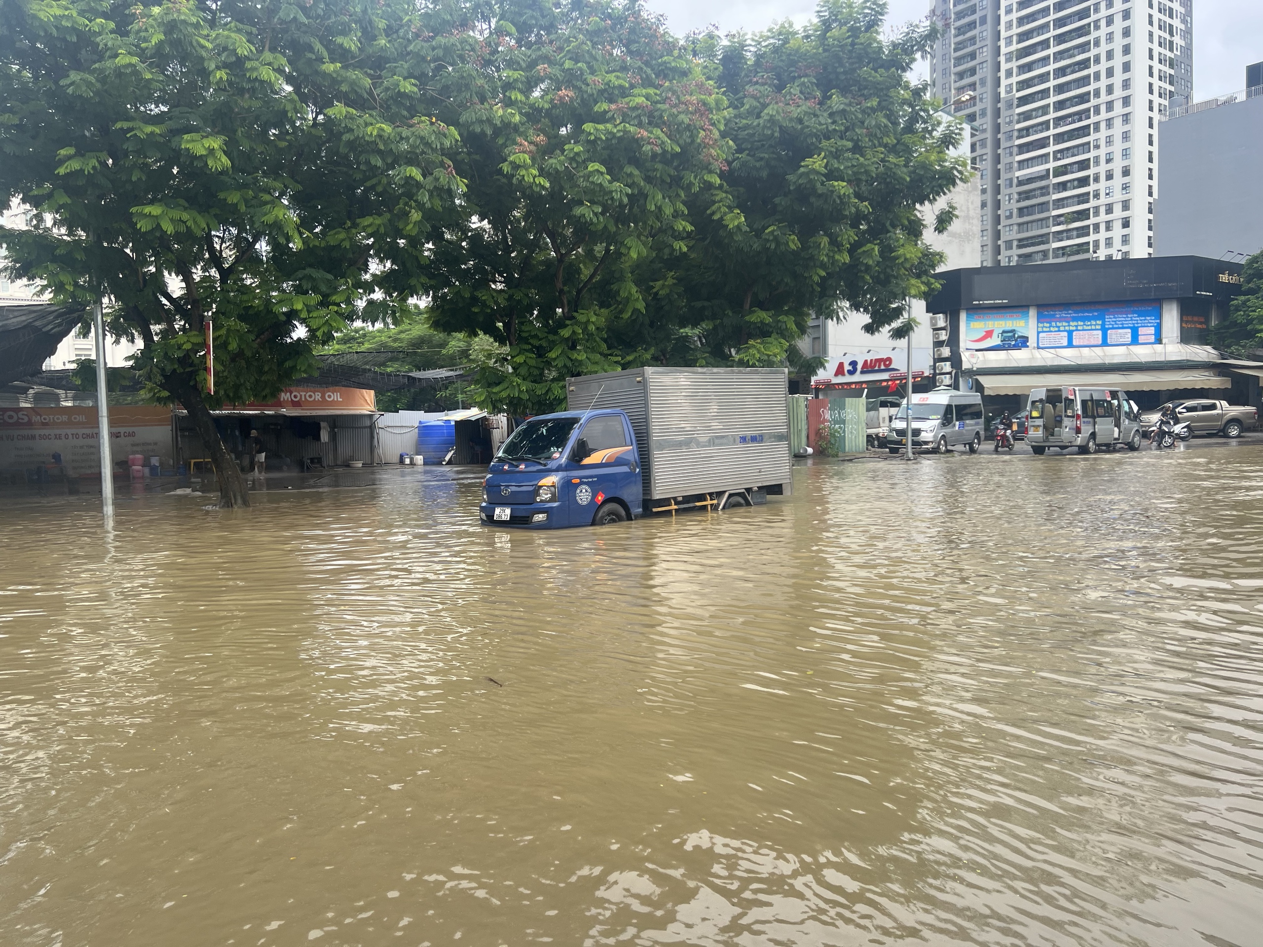 Cập nhật tình hình Hà Nội sáng nay: Nhiều ô tô chết máy vẫn nằm chắn ngang đường- Ảnh 16.