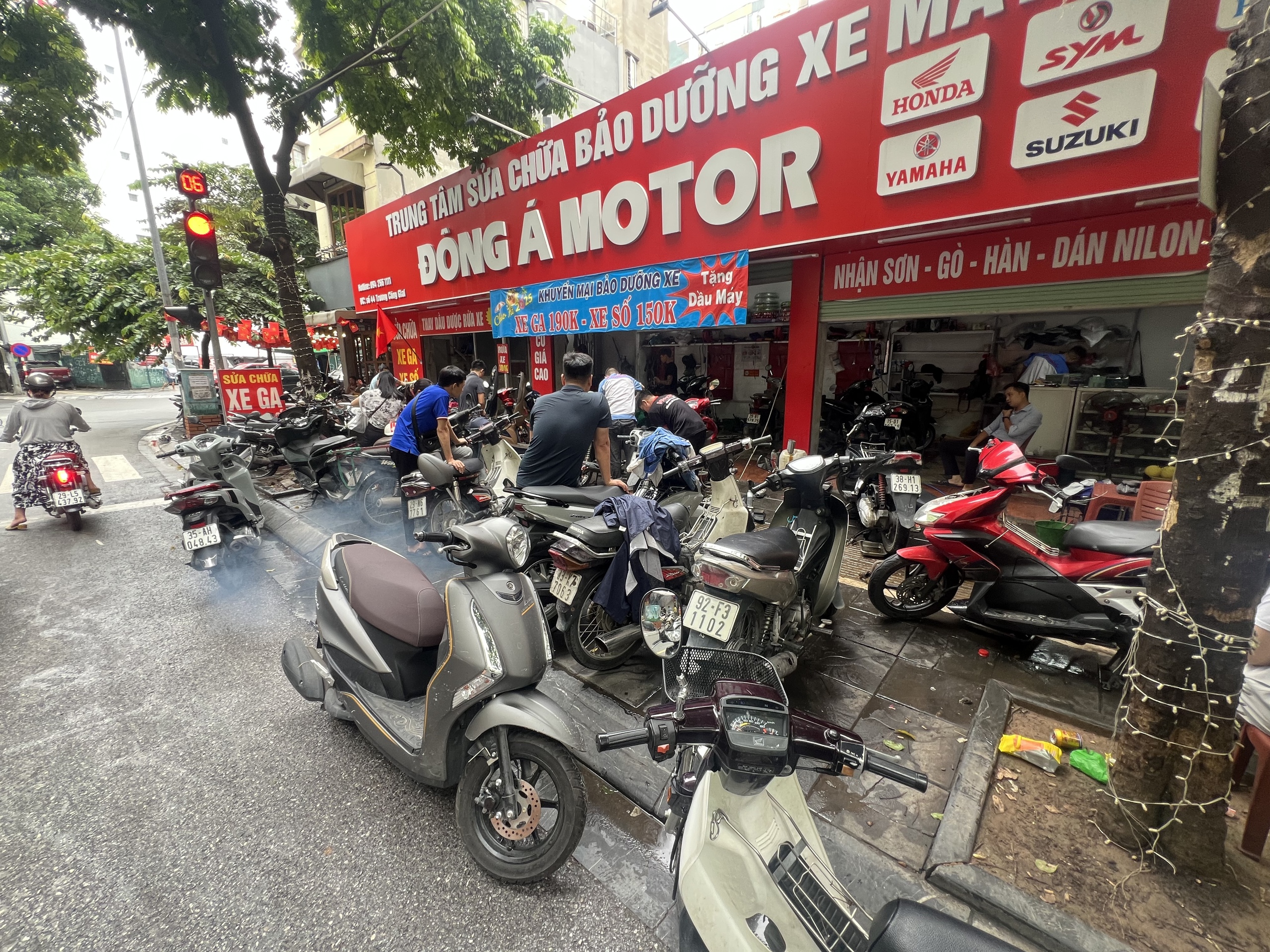 Cập nhật tình hình Hà Nội sáng nay: Nhiều ô tô chết máy vẫn nằm chắn ngang đường- Ảnh 4.