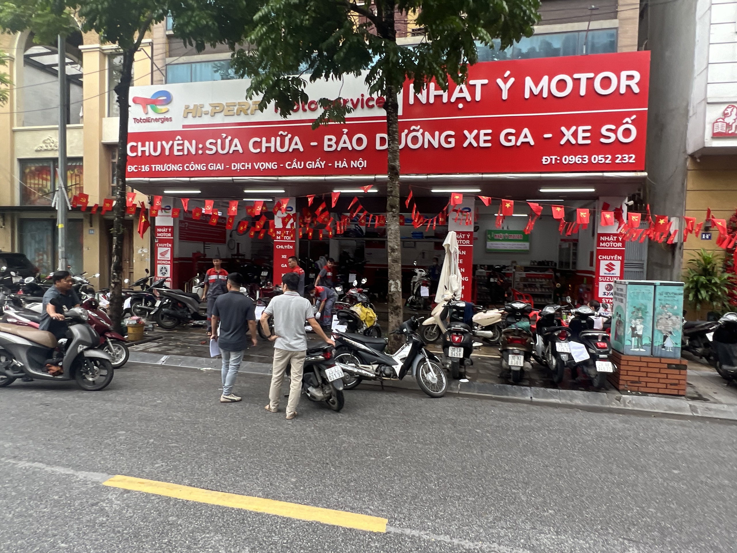 Cập nhật tình hình Hà Nội sáng nay: Nhiều ô tô chết máy vẫn nằm chắn ngang đường- Ảnh 1.