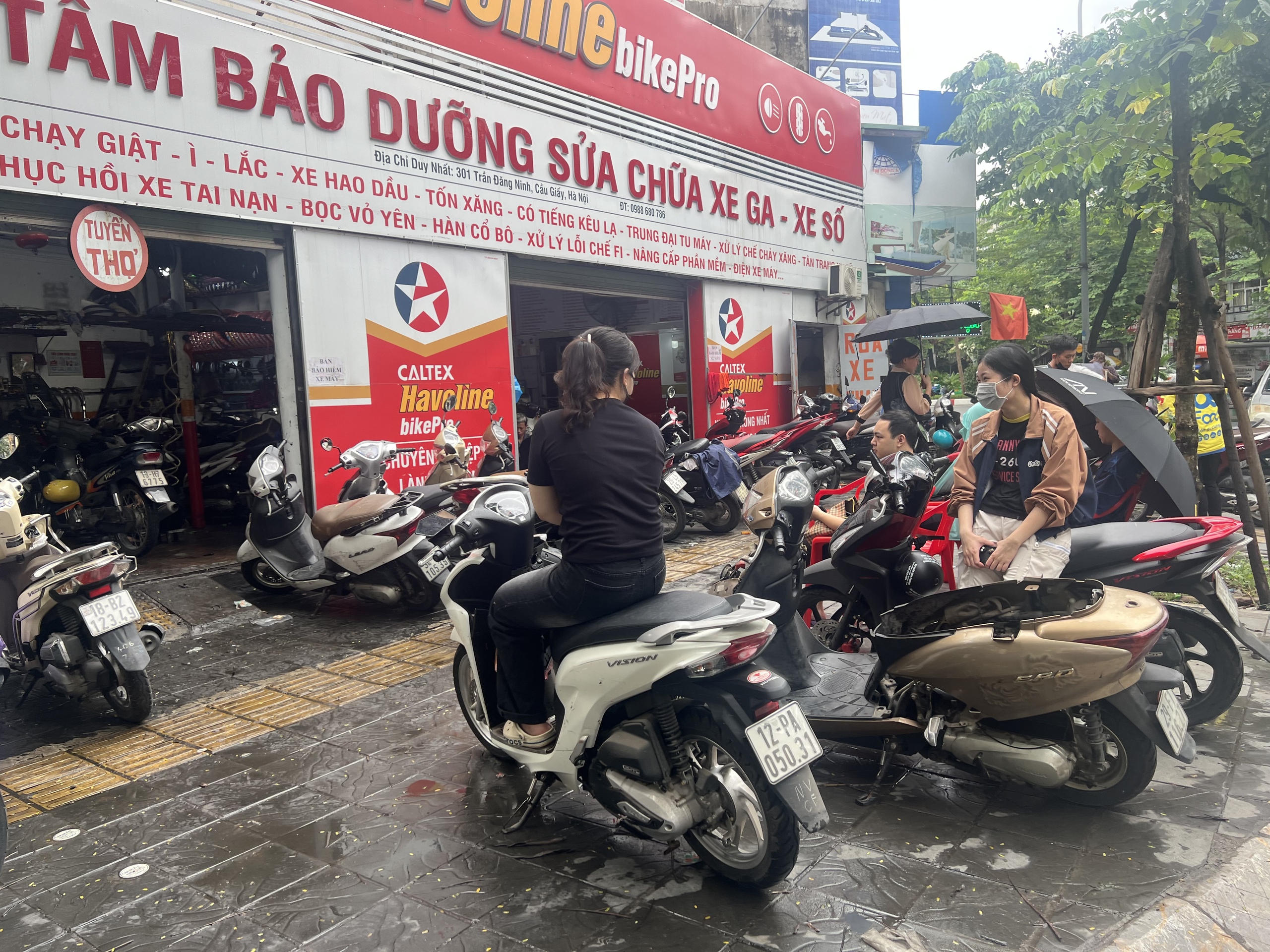 Cập nhật tình hình Hà Nội sáng nay: Nhiều ô tô chết máy vẫn nằm chắn ngang đường- Ảnh 5.