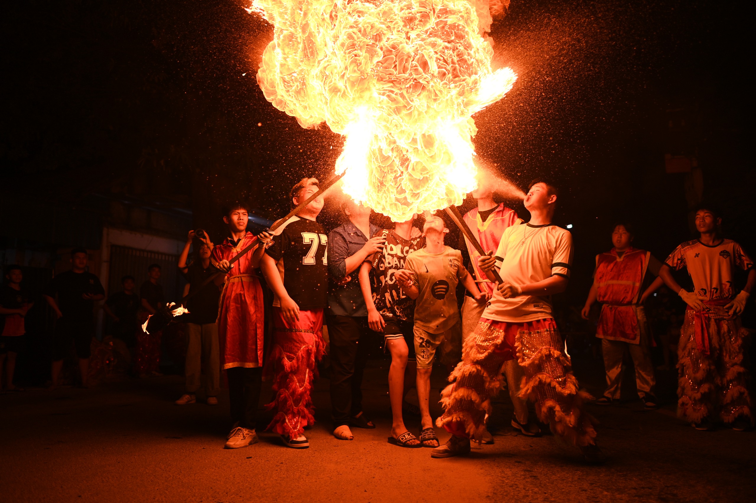 Hàng nghìn người đổ ra đường đón Trung thu, phố phường Hà Nội - TP.HCM náo nhiệt như trẩy hội- Ảnh 18.