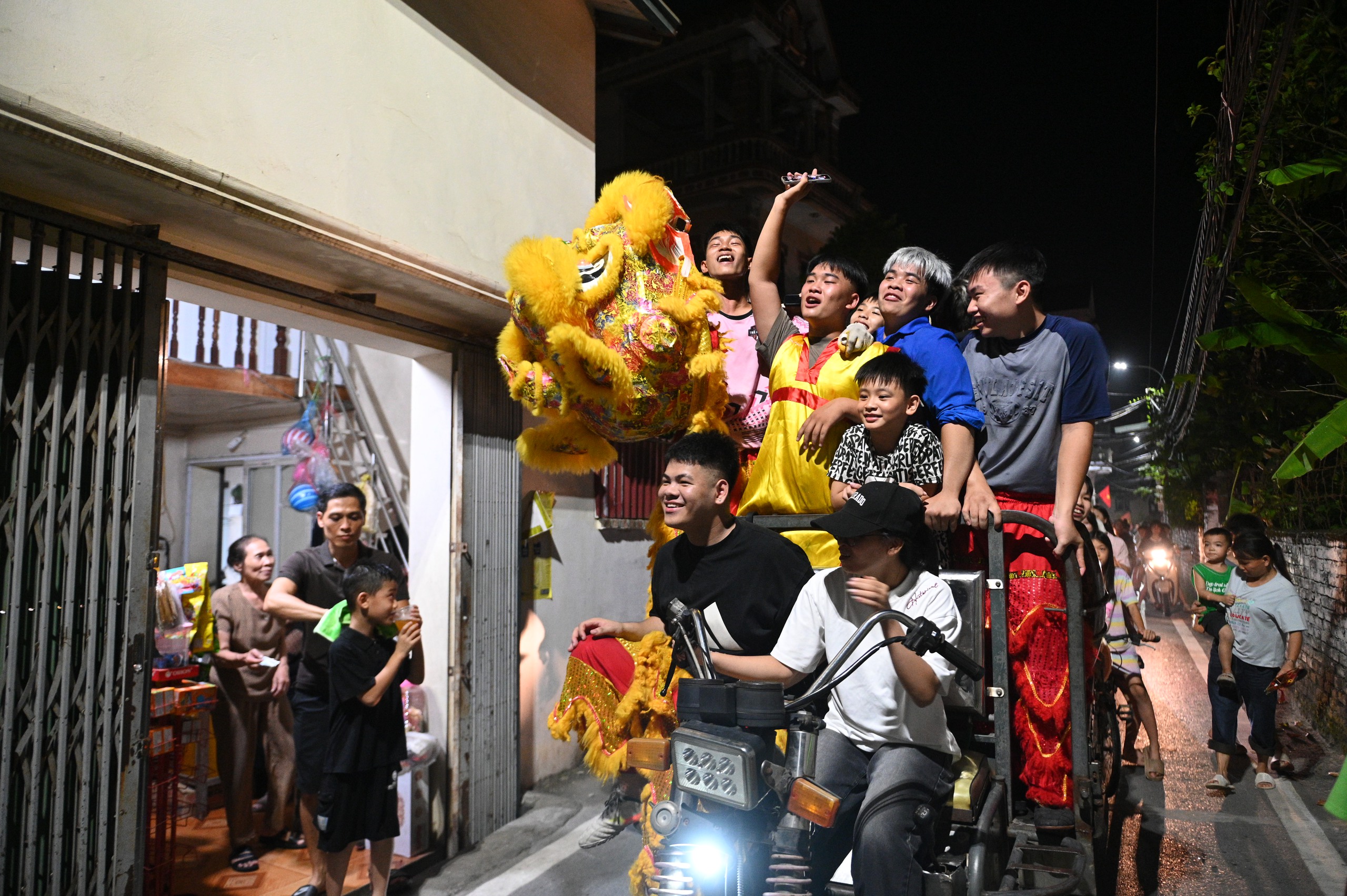 Hàng nghìn người đổ ra đường đón Trung thu, phố phường Hà Nội - TP.HCM náo nhiệt như trẩy hội- Ảnh 26.