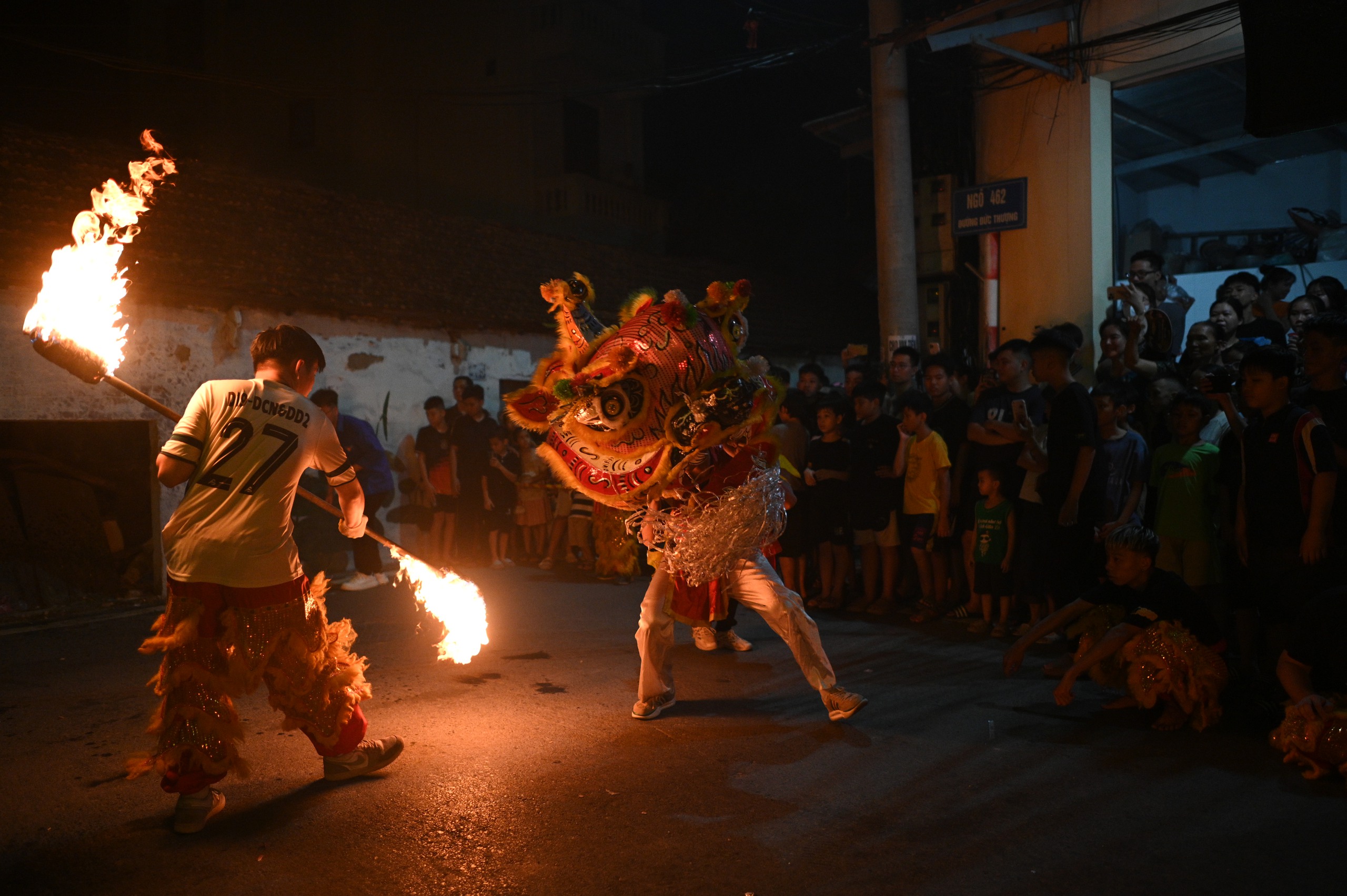 Hàng nghìn người đổ ra đường đón Trung thu, phố phường Hà Nội - TP.HCM náo nhiệt như trẩy hội- Ảnh 16.