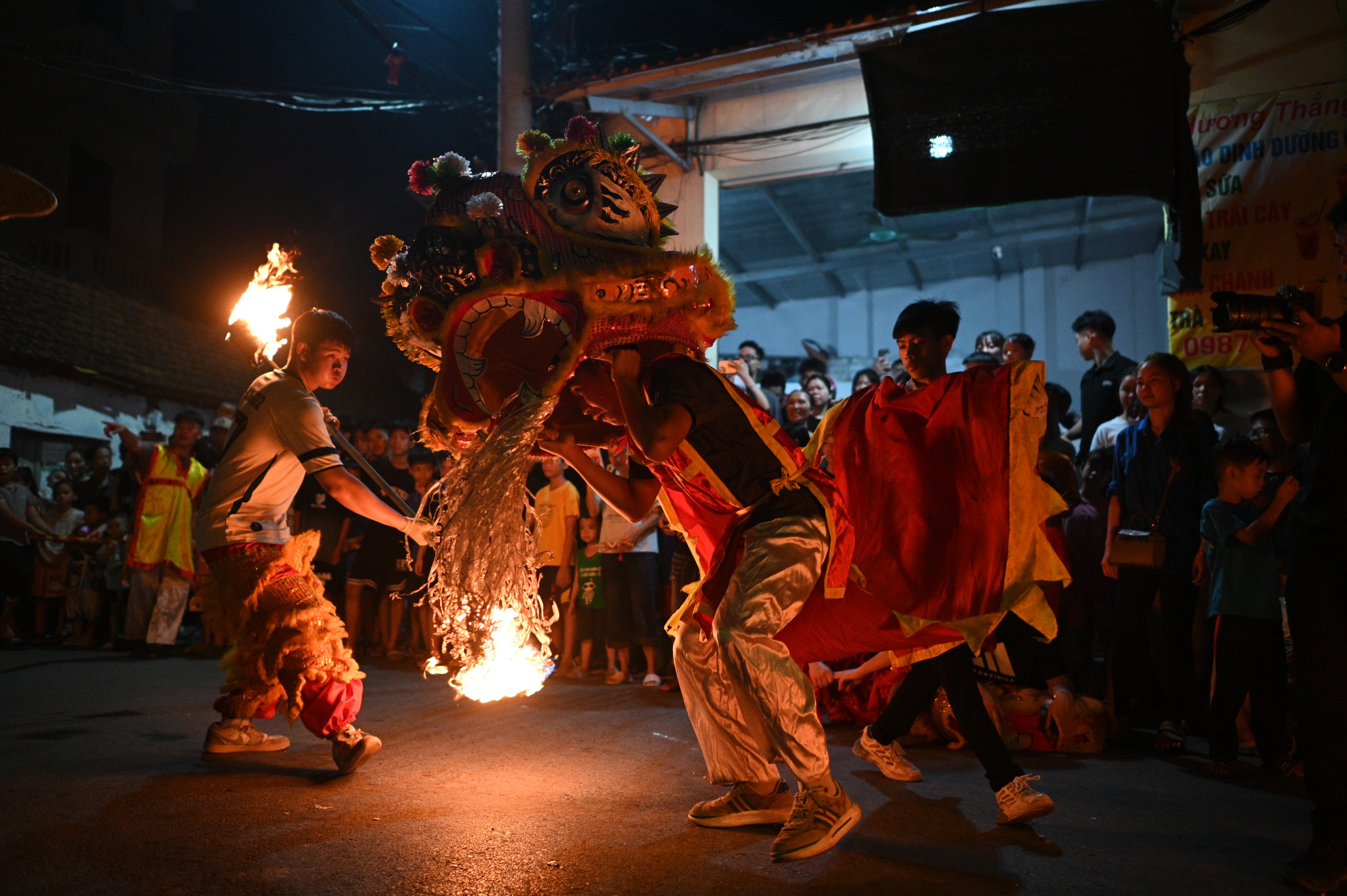 Hàng nghìn người đổ ra đường đón Trung thu, phố phường Hà Nội - TP.HCM náo nhiệt như trẩy hội- Ảnh 17.