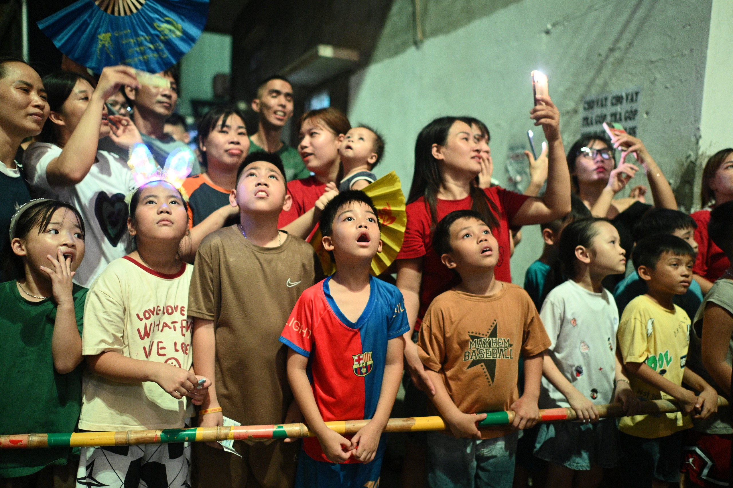 Hàng nghìn người đổ ra đường đón Trung thu, phố phường Hà Nội - TP.HCM náo nhiệt như trẩy hội- Ảnh 25.