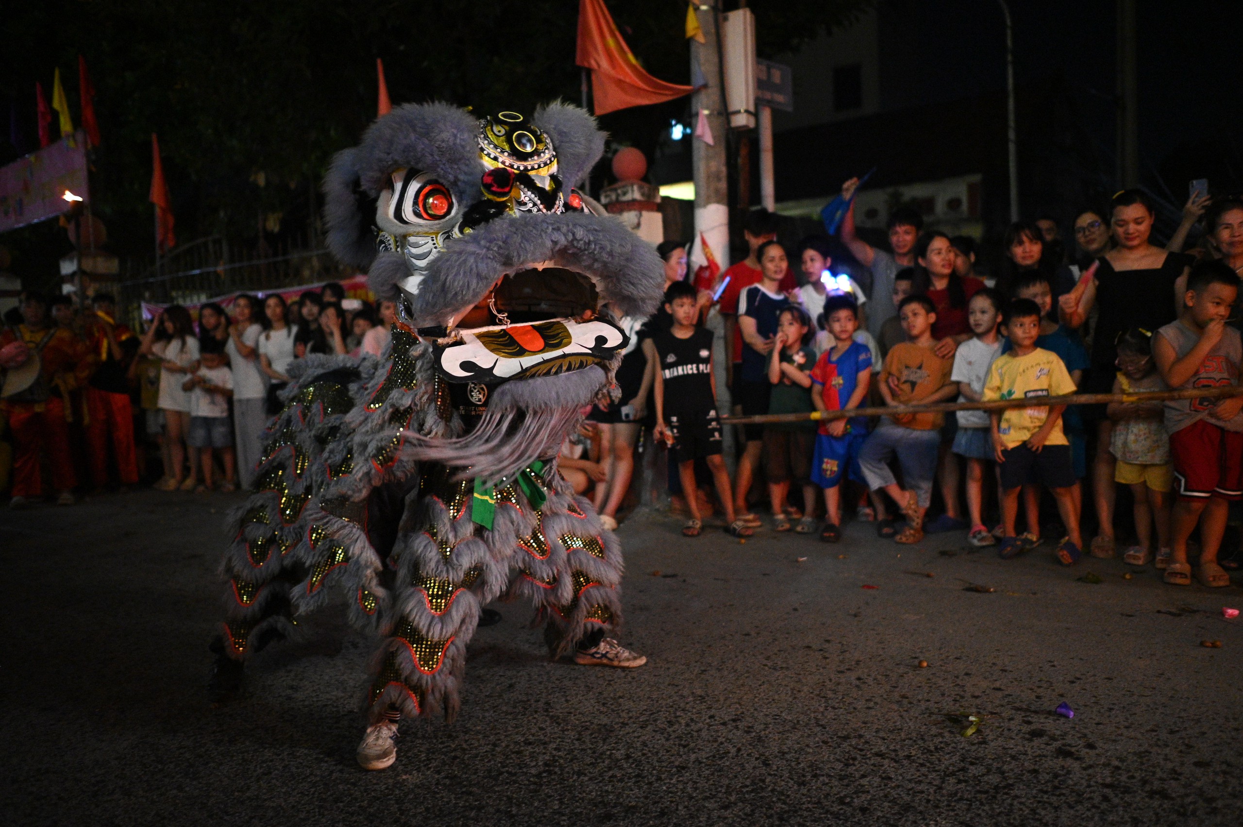 Hàng nghìn người đổ ra đường đón Trung thu, phố phường Hà Nội - TP.HCM náo nhiệt như trẩy hội- Ảnh 23.