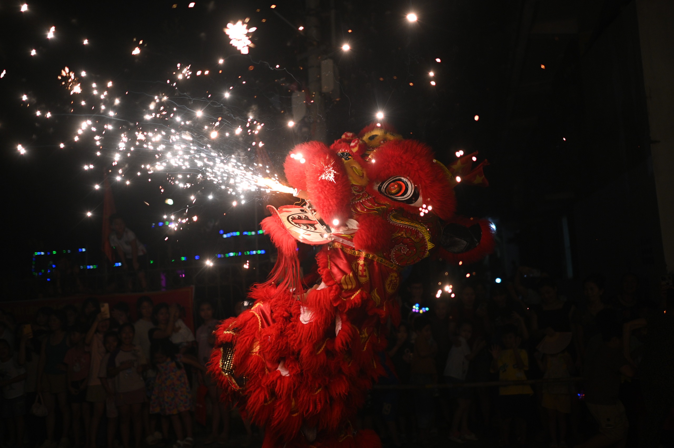 Hàng nghìn người đổ ra đường đón Trung thu, phố phường Hà Nội - TP.HCM náo nhiệt như trẩy hội- Ảnh 21.