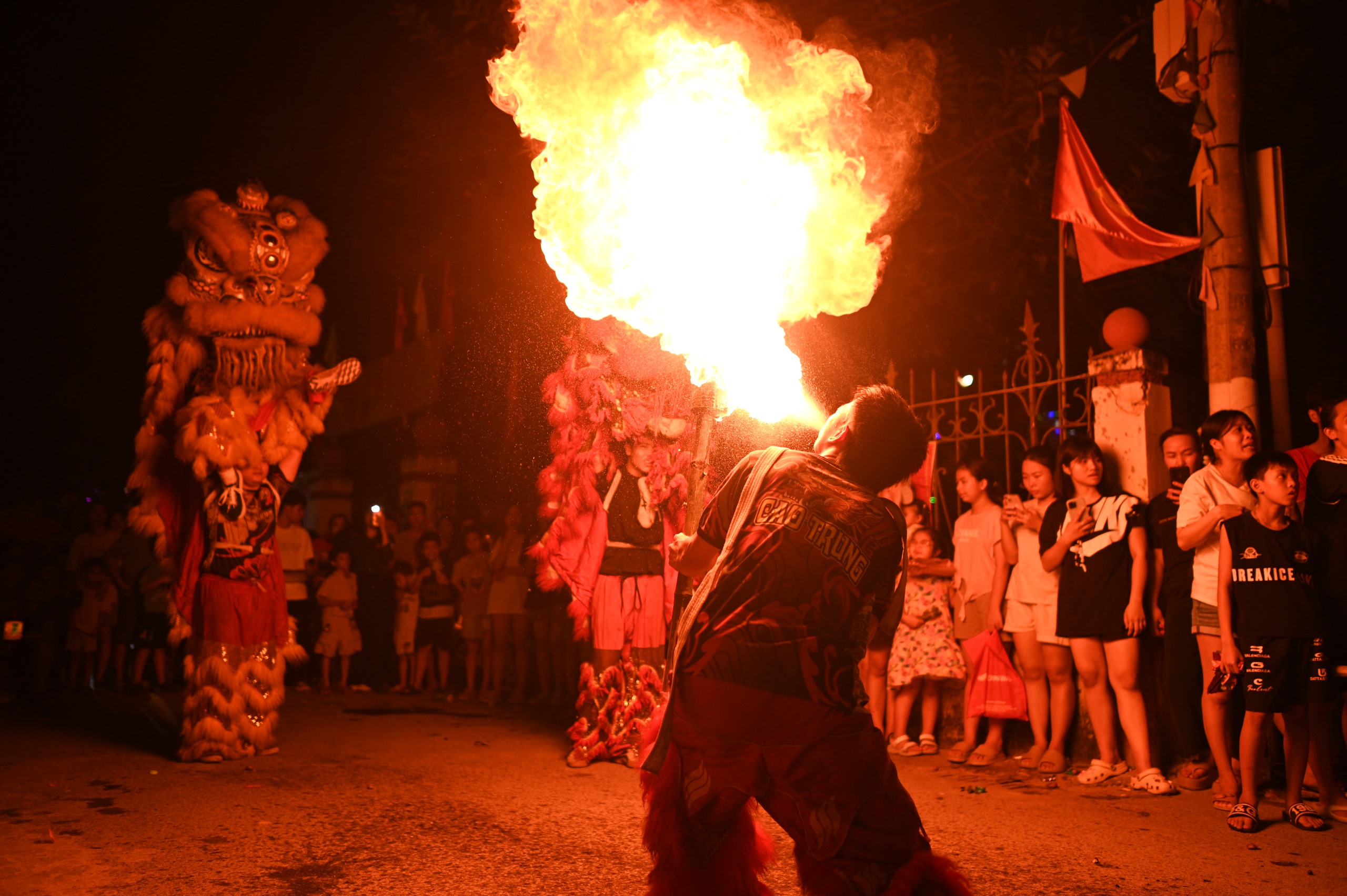 Hàng nghìn người đổ ra đường đón Trung thu, phố phường Hà Nội - TP.HCM náo nhiệt như trẩy hội- Ảnh 19.