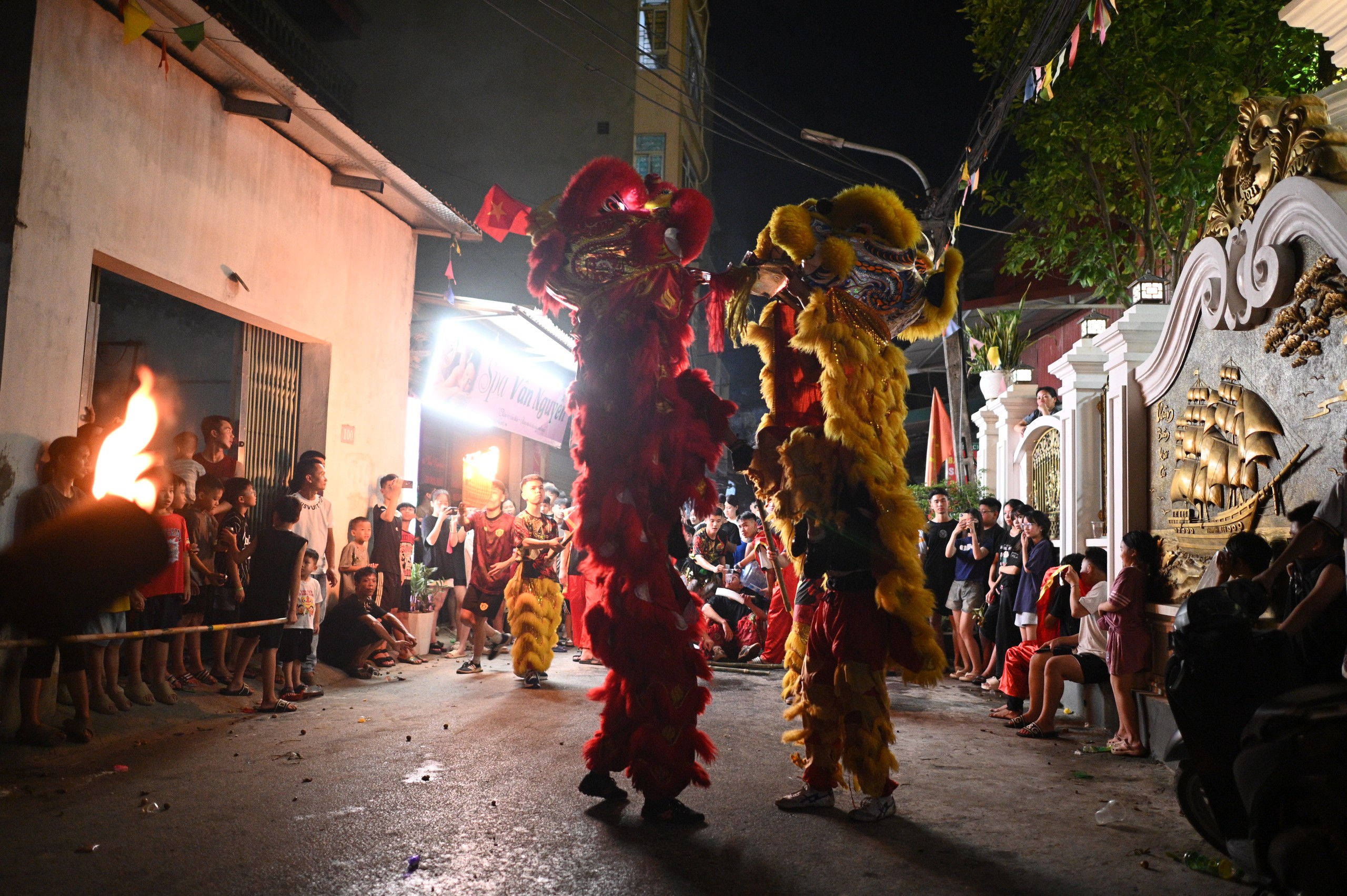 Hàng nghìn người đổ ra đường đón Trung thu, phố phường Hà Nội - TP.HCM náo nhiệt như trẩy hội- Ảnh 27.