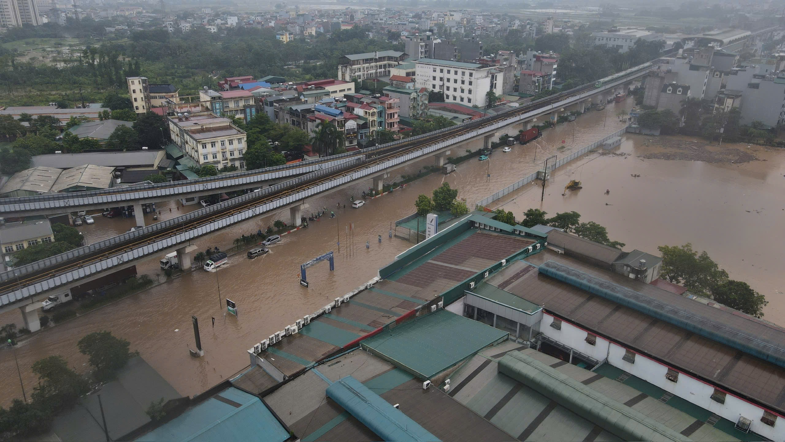 Hà Nội: Trời ngớt mưa nhưng vẫn còn hơn 100 điểm ngập, xe chết máy la liệt trên các phố- Ảnh 23.
