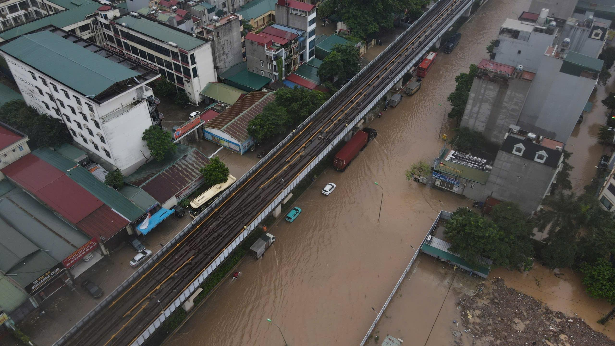 Hà Nội: Trời ngớt mưa nhưng vẫn còn hơn 100 điểm ngập, xe chết máy la liệt trên các phố- Ảnh 22.