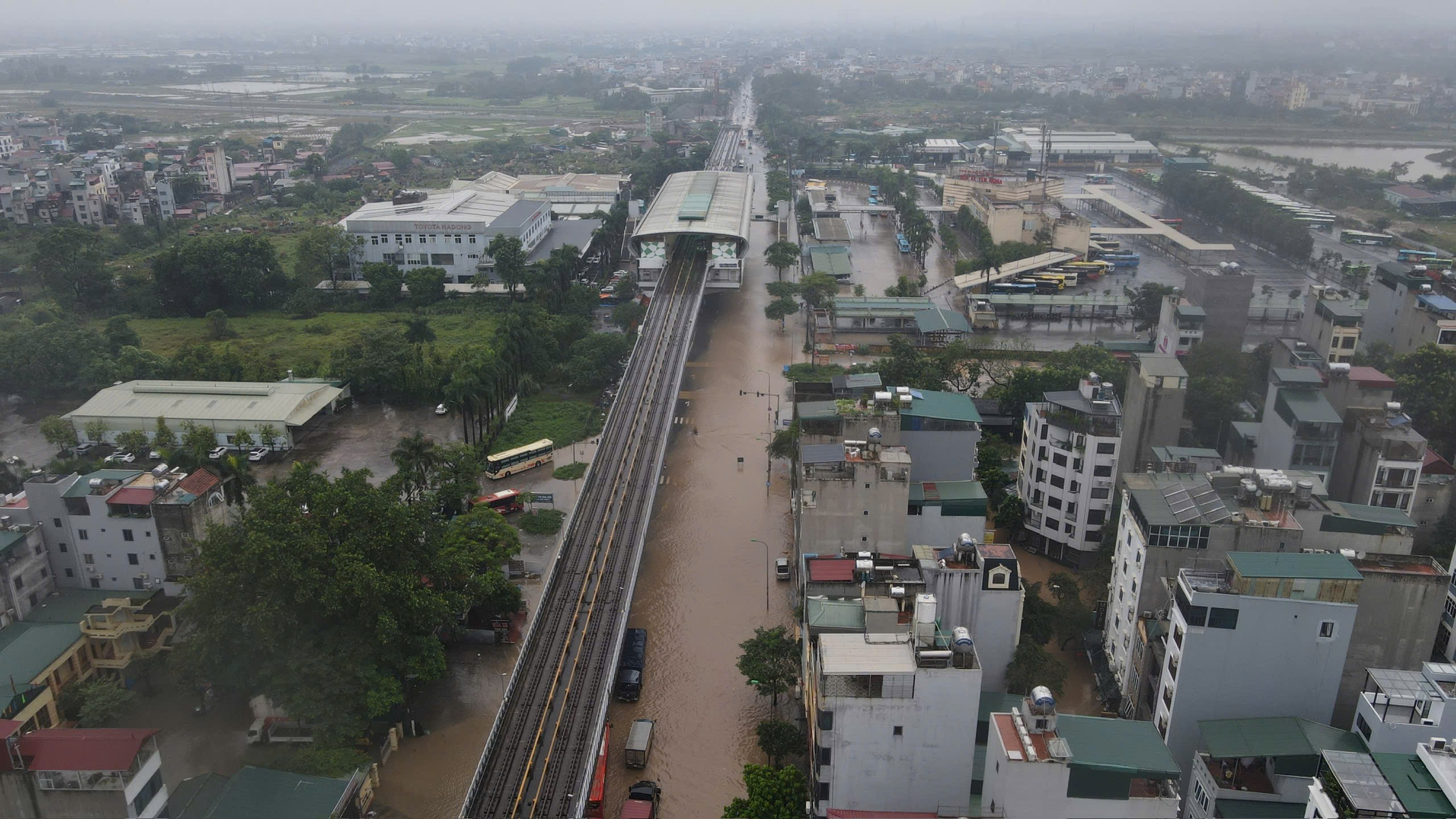 Hà Nội: Trời ngớt mưa nhưng vẫn còn hơn 100 điểm ngập, xe chết máy la liệt trên các phố- Ảnh 24.
