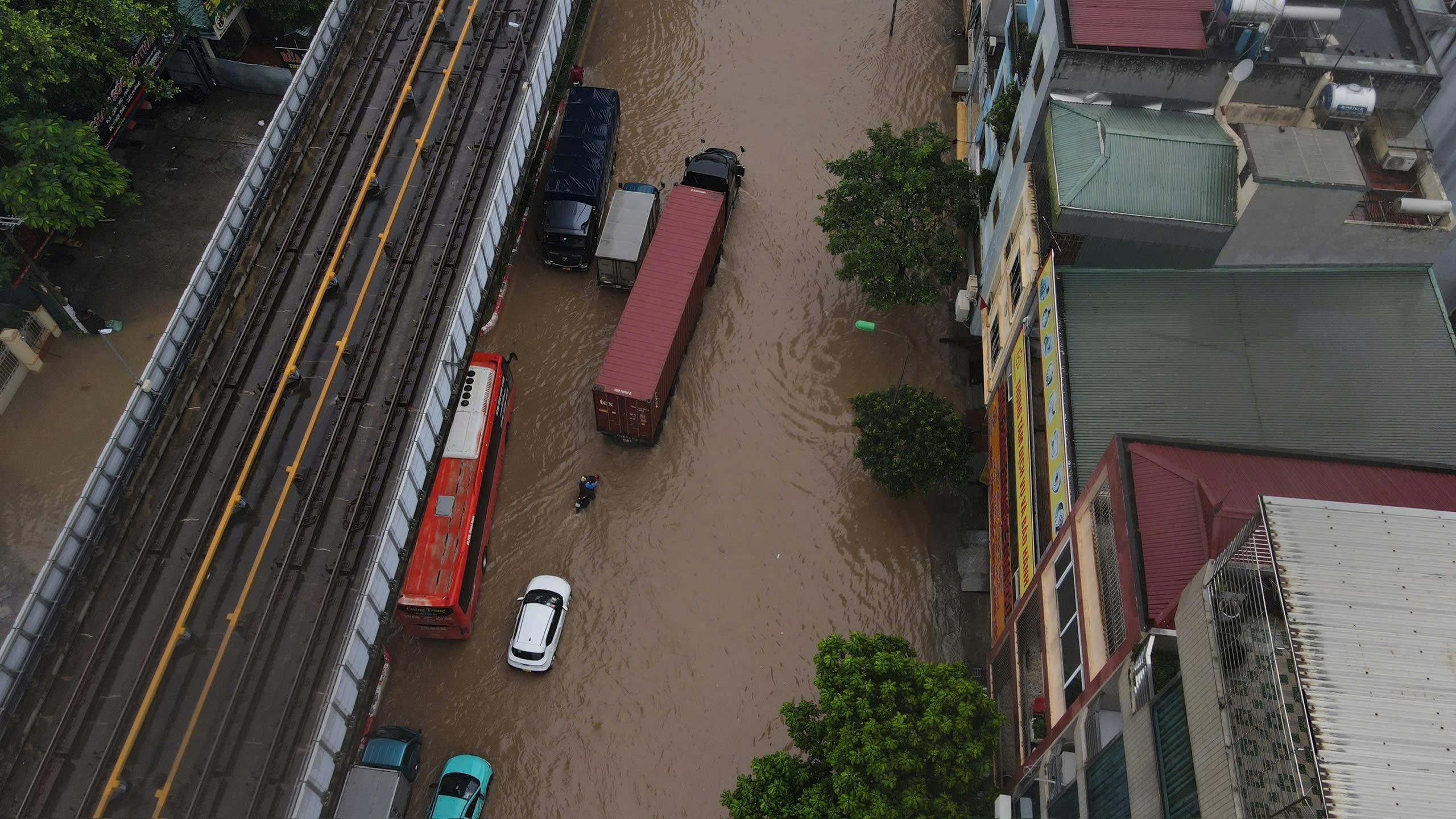Hà Nội: Trời ngớt mưa nhưng vẫn còn hơn 100 điểm ngập, xe chết máy la liệt trên các phố- Ảnh 25.