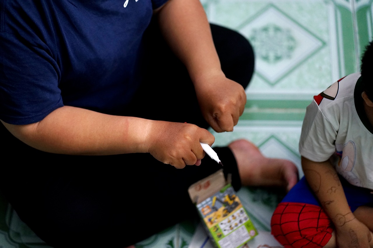 Phía sau đôi bàn tay “hai màu” của người mẹ shipper: “Lúc anh ấy mất, chị mang bầu 2 tháng…”- Ảnh 7.