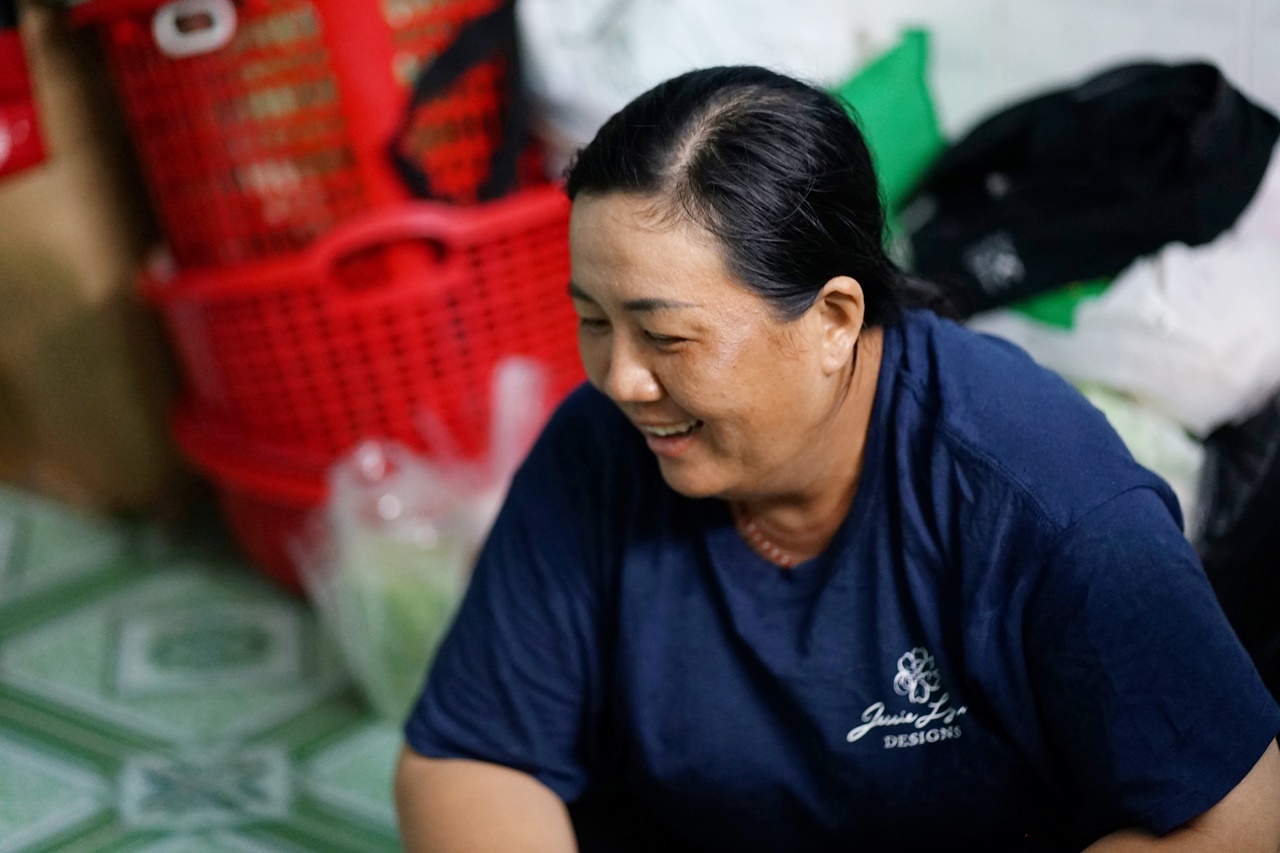 Phía sau đôi bàn tay “hai màu” của người mẹ shipper: “Lúc anh ấy mất, chị mang bầu 2 tháng…”- Ảnh 8.