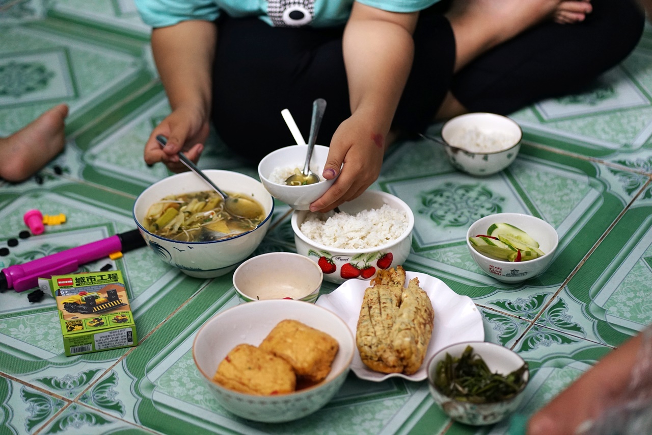 Phía sau đôi bàn tay “hai màu” của người mẹ shipper: “Lúc anh ấy mất, chị mang bầu 2 tháng…”- Ảnh 6.