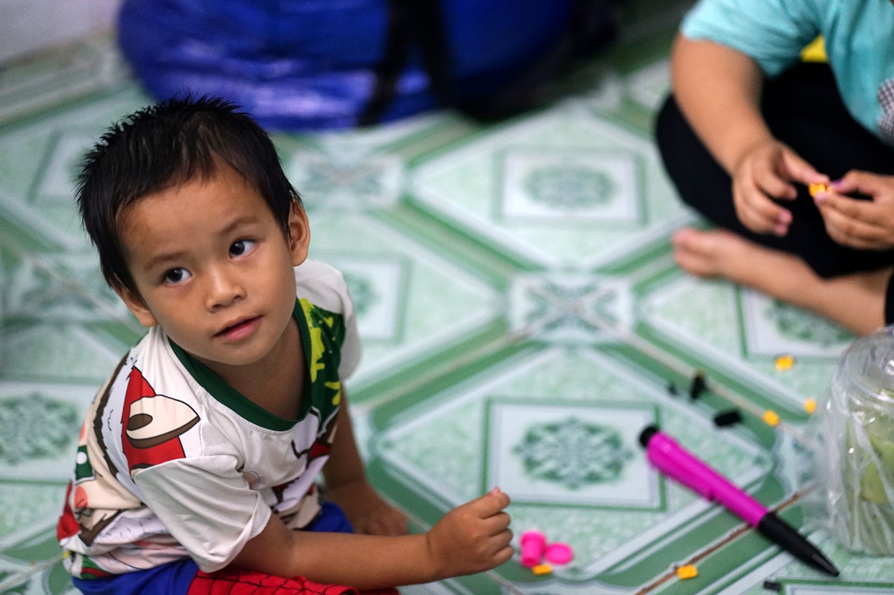 Phía sau đôi bàn tay “hai màu” của người mẹ shipper: “Lúc anh ấy mất, chị mang bầu 2 tháng…”- Ảnh 9.