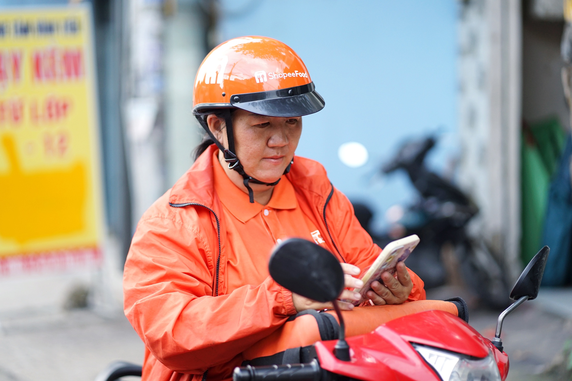 Phía sau đôi bàn tay “hai màu” của người mẹ shipper: “Lúc anh ấy mất, chị mang bầu 2 tháng…”- Ảnh 2.