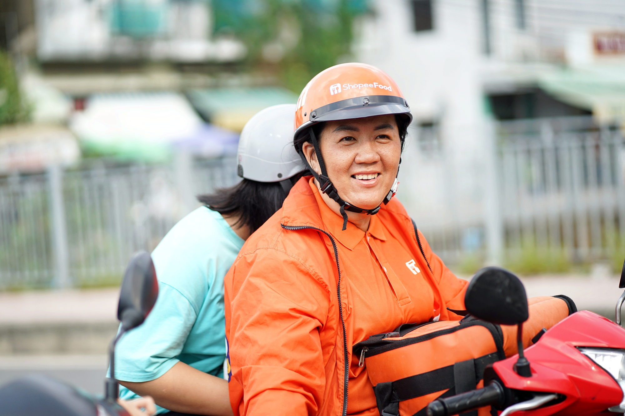 Phía sau đôi bàn tay “hai màu” của người mẹ shipper: “Lúc anh ấy mất, chị mang bầu 2 tháng…”- Ảnh 1.